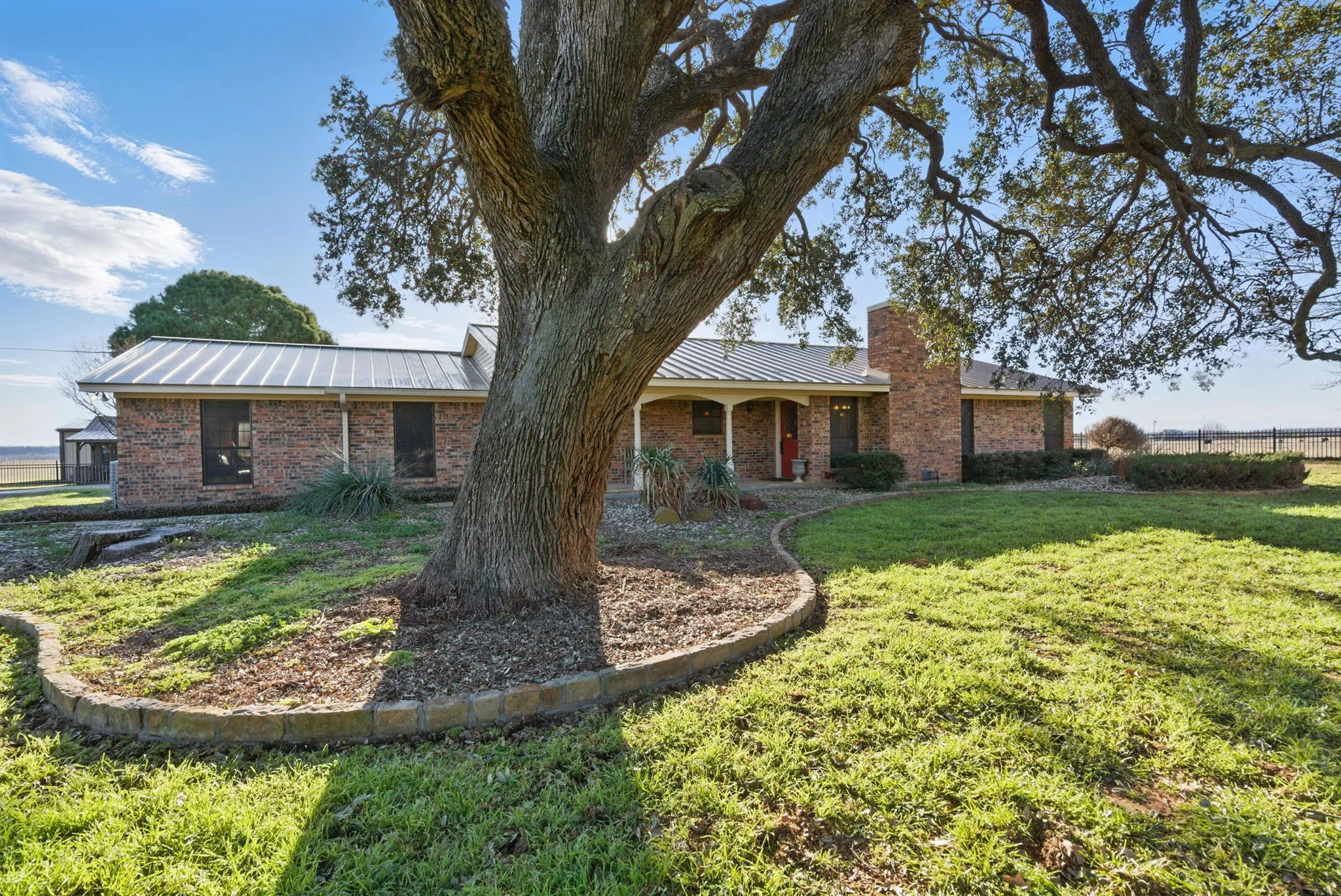 Single Family Residence For Sale in Parker County , 401 Hubbard Lane, Lipan, Texas 76462, 3 Bedroom, 4 Bathroom, 2 Garage spaces, 2,418 Sqft, built in 1979, mls#21372719, Real Estate Agent in Lipan, Homes For Sale in Parker county, Homes For Sale in Lipan, Realtor in Lipan Texas, Real Estate Brokerage Independent Realty Texas, Luminita Cordes Realtor