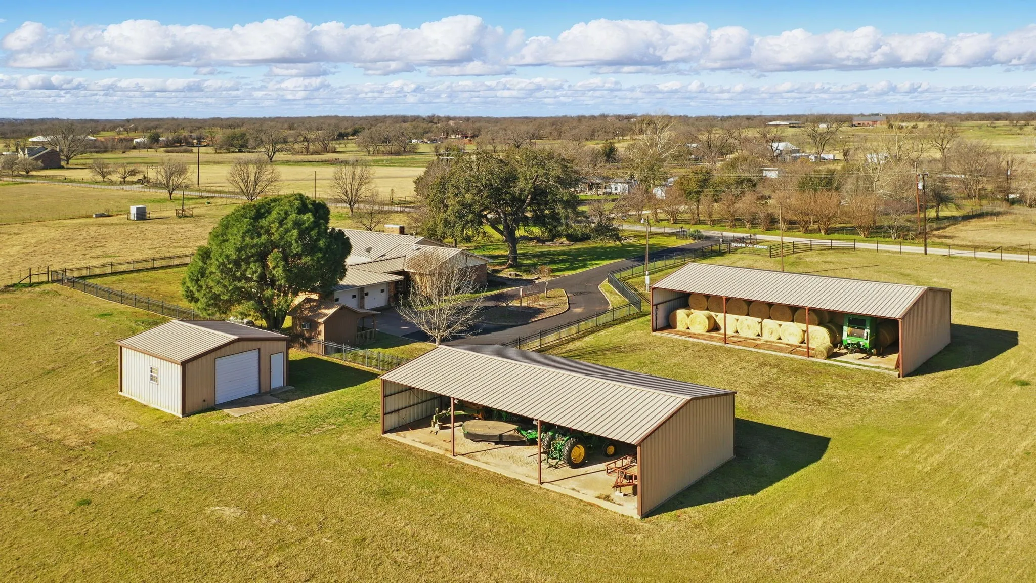 Single Family Residence For Sale in Parker County , 401 Hubbard Lane, Lipan, Texas 76462, 3 Bedroom, 4 Bathroom, 2 Garage spaces, 2,418 Sqft, built in 1979, mls#21372719, Real Estate Agent in Lipan, Homes For Sale in Parker county, Homes For Sale in Lipan, Realtor in Lipan Texas, Real Estate Brokerage Independent Realty Texas, Luminita Cordes Realtor