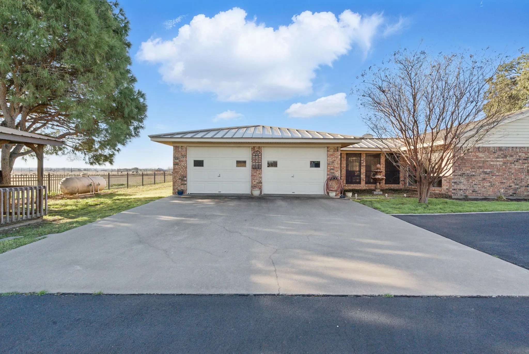 Single Family Residence For Sale in Parker County , 401 Hubbard Lane, Lipan, Texas 76462, 3 Bedroom, 4 Bathroom, 2 Garage spaces, 2,418 Sqft, built in 1979, mls#21372719, Real Estate Agent in Lipan, Homes For Sale in Parker county, Homes For Sale in Lipan, Realtor in Lipan Texas, Real Estate Brokerage Independent Realty Texas, Luminita Cordes Realtor