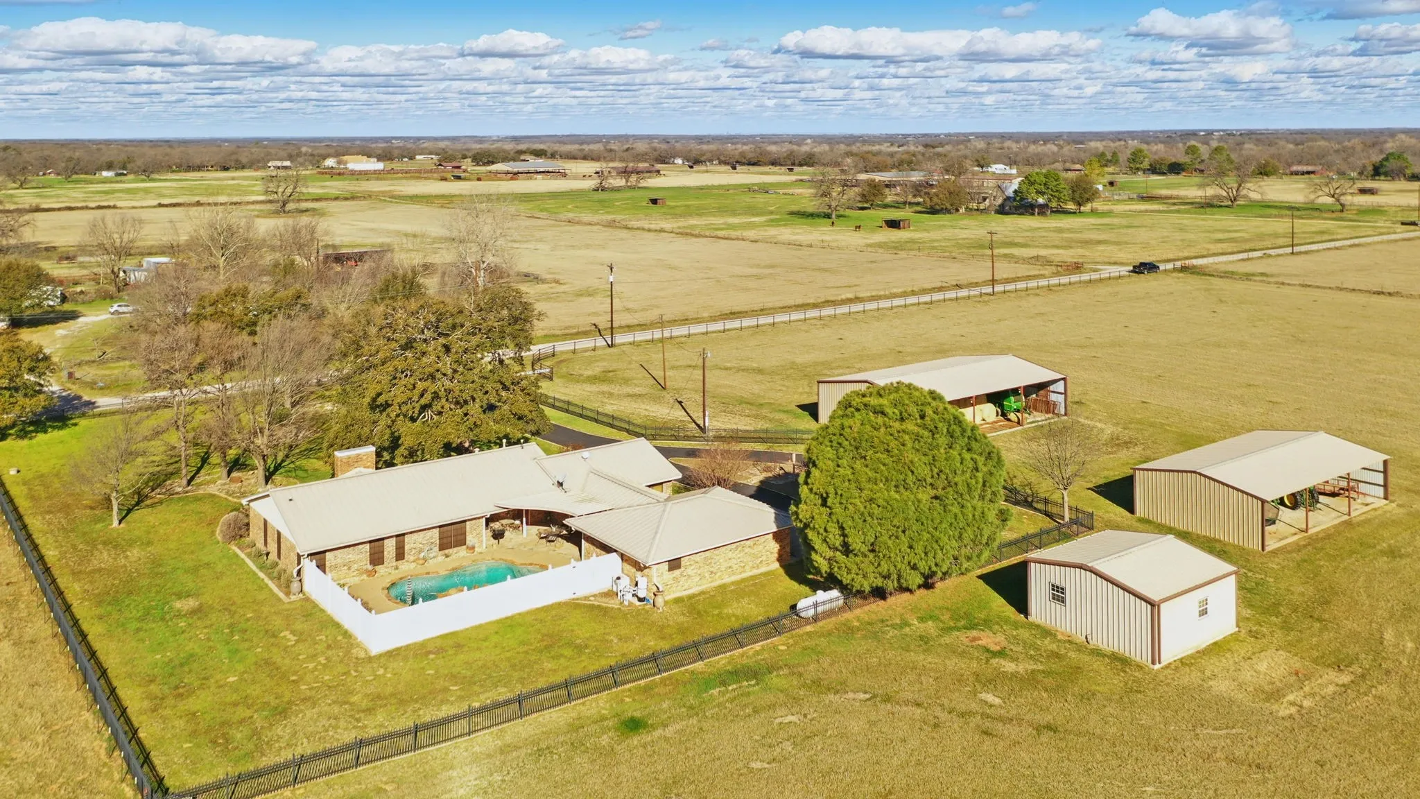 Single Family Residence For Sale in Parker County , 401 Hubbard Lane, Lipan, Texas 76462, 3 Bedroom, 4 Bathroom, 2 Garage spaces, 2,418 Sqft, built in 1979, mls#21372719, Real Estate Agent in Lipan, Homes For Sale in Parker county, Homes For Sale in Lipan, Realtor in Lipan Texas, Real Estate Brokerage Independent Realty Texas, Luminita Cordes Realtor
