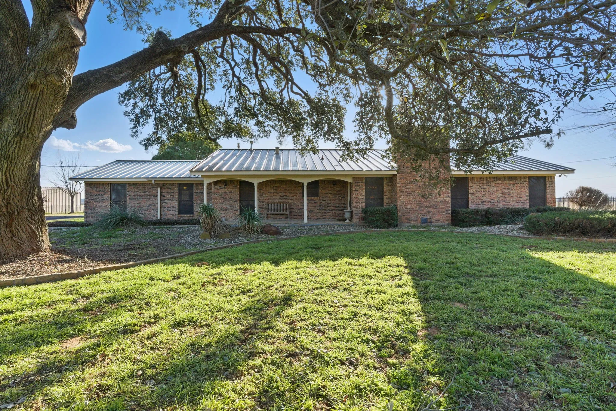 Single Family Residence For Sale in Parker County , 401 Hubbard Lane, Lipan, Texas 76462, 3 Bedroom, 4 Bathroom, 2 Garage spaces, 2,418 Sqft, built in 1979, mls#21372719, Real Estate Agent in Lipan, Homes For Sale in Parker county, Homes For Sale in Lipan, Realtor in Lipan Texas, Real Estate Brokerage Independent Realty Texas, Luminita Cordes Realtor