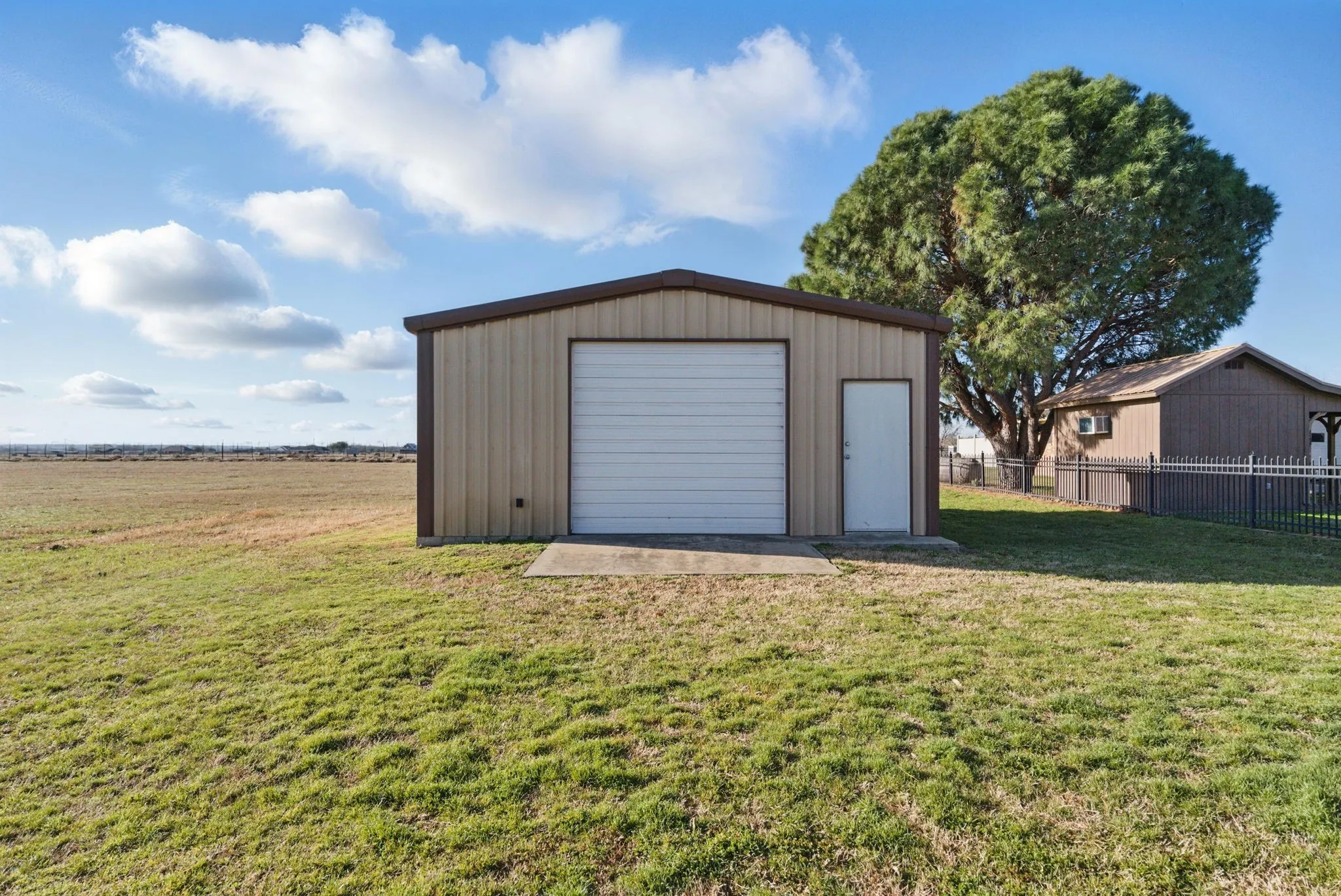Single Family Residence For Sale in Parker County , 401 Hubbard Lane, Lipan, Texas 76462, 3 Bedroom, 4 Bathroom, 2 Garage spaces, 2,418 Sqft, built in 1979, mls#21372719, Real Estate Agent in Lipan, Homes For Sale in Parker county, Homes For Sale in Lipan, Realtor in Lipan Texas, Real Estate Brokerage Independent Realty Texas, Luminita Cordes Realtor