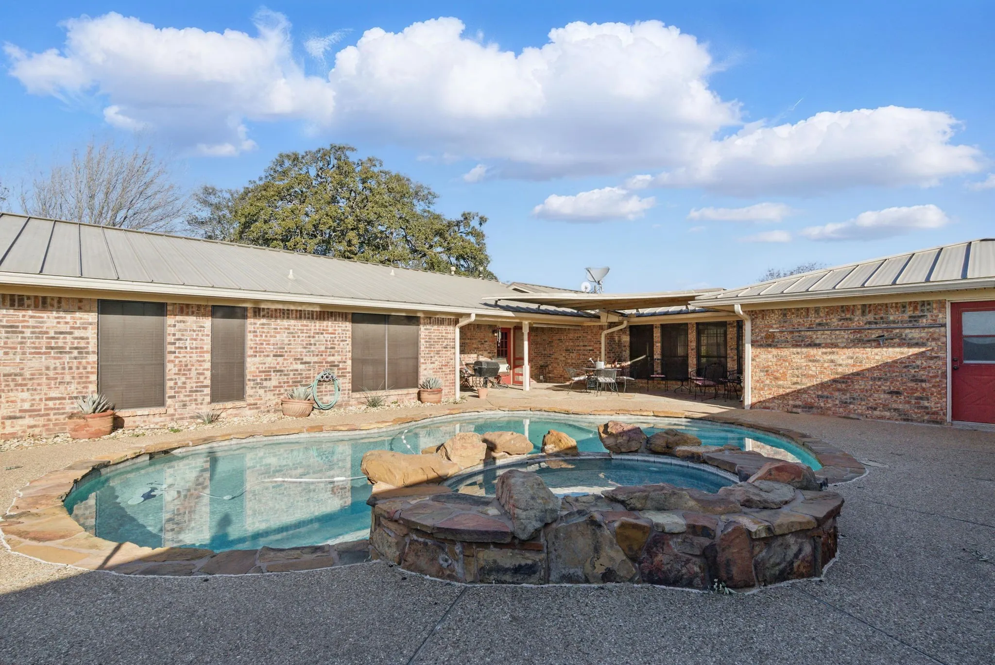 Single Family Residence For Sale in Parker County , 401 Hubbard Lane, Lipan, Texas 76462, 3 Bedroom, 4 Bathroom, 2 Garage spaces, 2,418 Sqft, built in 1979, mls#21372719, Real Estate Agent in Lipan, Homes For Sale in Parker county, Homes For Sale in Lipan, Realtor in Lipan Texas, Real Estate Brokerage Independent Realty Texas, Luminita Cordes Realtor