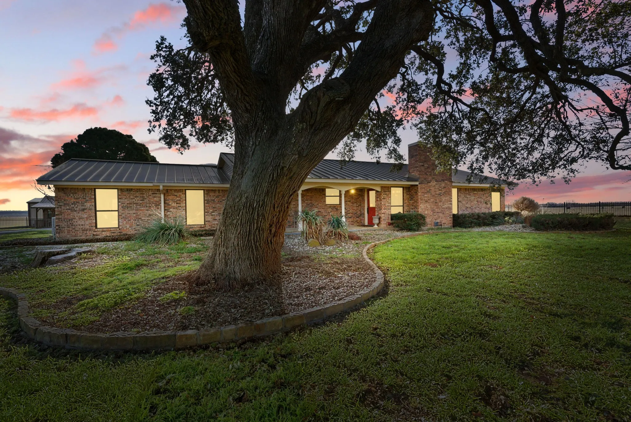 Single Family Residence For Sale in Parker County , 401 Hubbard Lane, Lipan, Texas 76462, 3 Bedroom, 4 Bathroom, 2 Garage spaces, 2,418 Sqft, built in 1979, mls#21372719, Real Estate Agent in Lipan, Homes For Sale in Parker county, Homes For Sale in Lipan, Realtor in Lipan Texas, Real Estate Brokerage Independent Realty Texas, Luminita Cordes Realtor