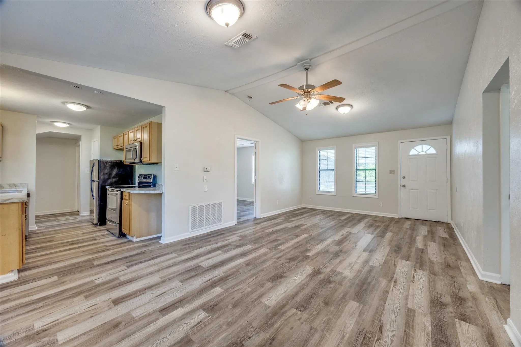 Single Family Residence For Rent in Fannin County , 1509 Mitchell Drive, Bonham, Texas 75418, 3 Bedroom, 1 Bathroom, 2 Garage spaces, 1,056 Sqft, built in 1992, mls#21373316, Real Estate Agent in Bonham, Homes For Rent in Fannin county, Homes For Rent in Bonham, Realtor in Bonham Texas, Real Estate Brokerage Independent Realty Texas, Luminita Cordes Realtor