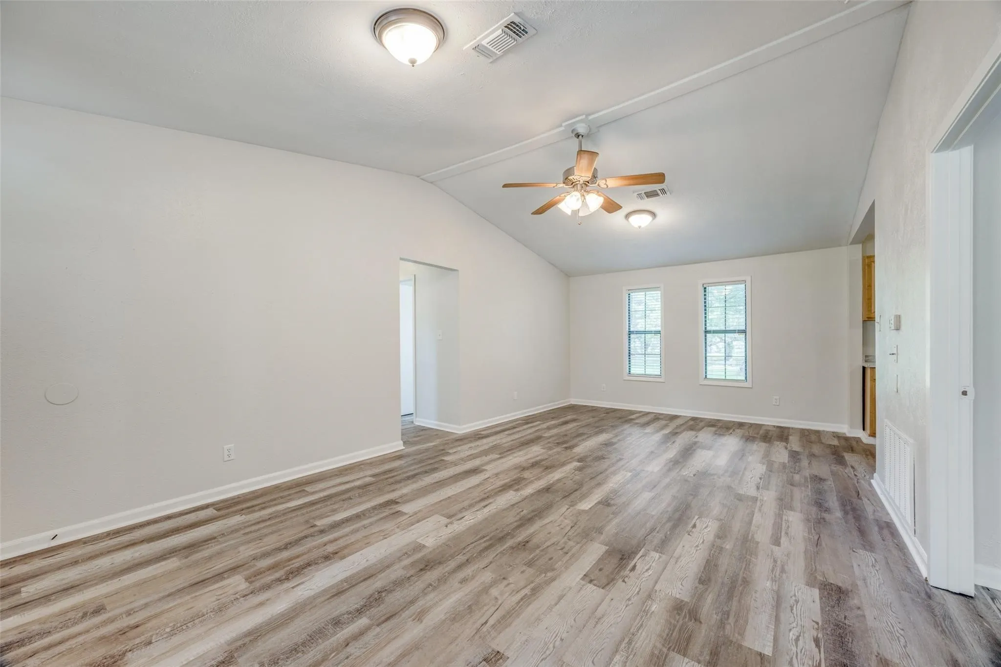 Single Family Residence For Rent in Fannin County , 1509 Mitchell Drive, Bonham, Texas 75418, 3 Bedroom, 1 Bathroom, 2 Garage spaces, 1,056 Sqft, built in 1992, mls#21373316, Real Estate Agent in Bonham, Homes For Rent in Fannin county, Homes For Rent in Bonham, Realtor in Bonham Texas, Real Estate Brokerage Independent Realty Texas, Luminita Cordes Realtor