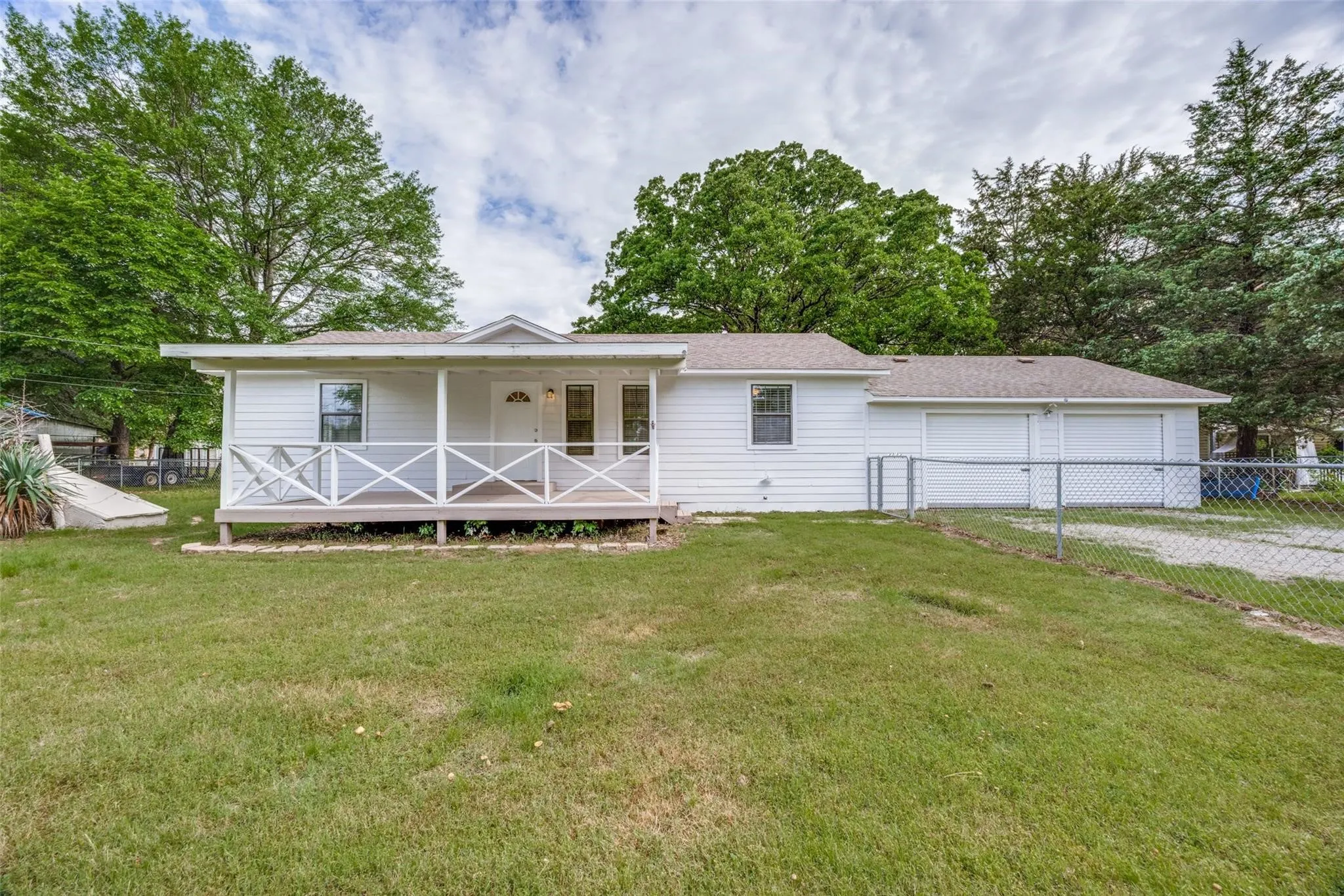 Single Family Residence For Rent in Fannin County , 1509 Mitchell Drive, Bonham, Texas 75418, 3 Bedroom, 1 Bathroom, 2 Garage spaces, 1,056 Sqft, built in 1992, mls#21373316, Real Estate Agent in Bonham, Homes For Rent in Fannin county, Homes For Rent in Bonham, Realtor in Bonham Texas, Real Estate Brokerage Independent Realty Texas, Luminita Cordes Realtor