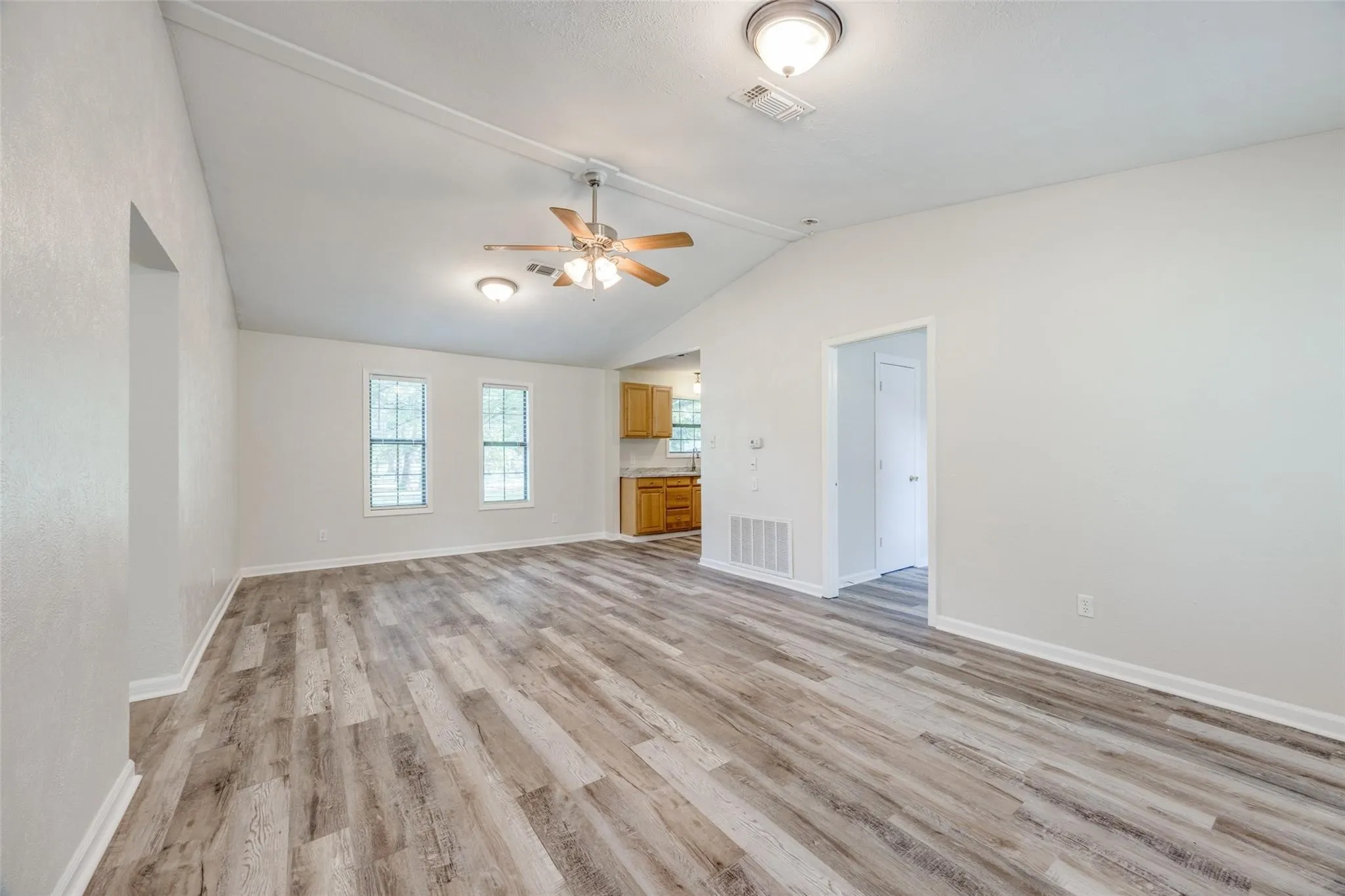 Single Family Residence For Rent in Fannin County , 1509 Mitchell Drive, Bonham, Texas 75418, 3 Bedroom, 1 Bathroom, 2 Garage spaces, 1,056 Sqft, built in 1992, mls#21373316, Real Estate Agent in Bonham, Homes For Rent in Fannin county, Homes For Rent in Bonham, Realtor in Bonham Texas, Real Estate Brokerage Independent Realty Texas, Luminita Cordes Realtor
