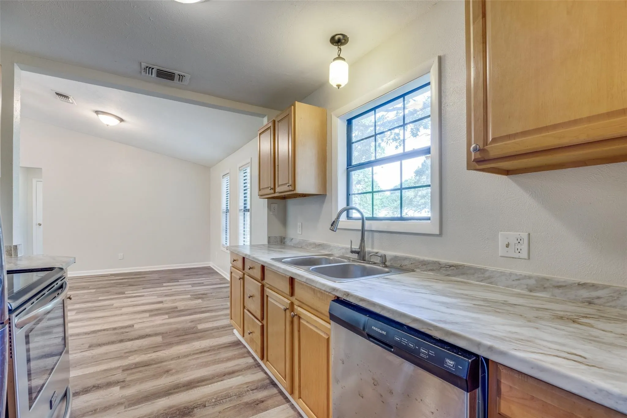 Single Family Residence For Rent in Fannin County , 1509 Mitchell Drive, Bonham, Texas 75418, 3 Bedroom, 1 Bathroom, 2 Garage spaces, 1,056 Sqft, built in 1992, mls#21373316, Real Estate Agent in Bonham, Homes For Rent in Fannin county, Homes For Rent in Bonham, Realtor in Bonham Texas, Real Estate Brokerage Independent Realty Texas, Luminita Cordes Realtor