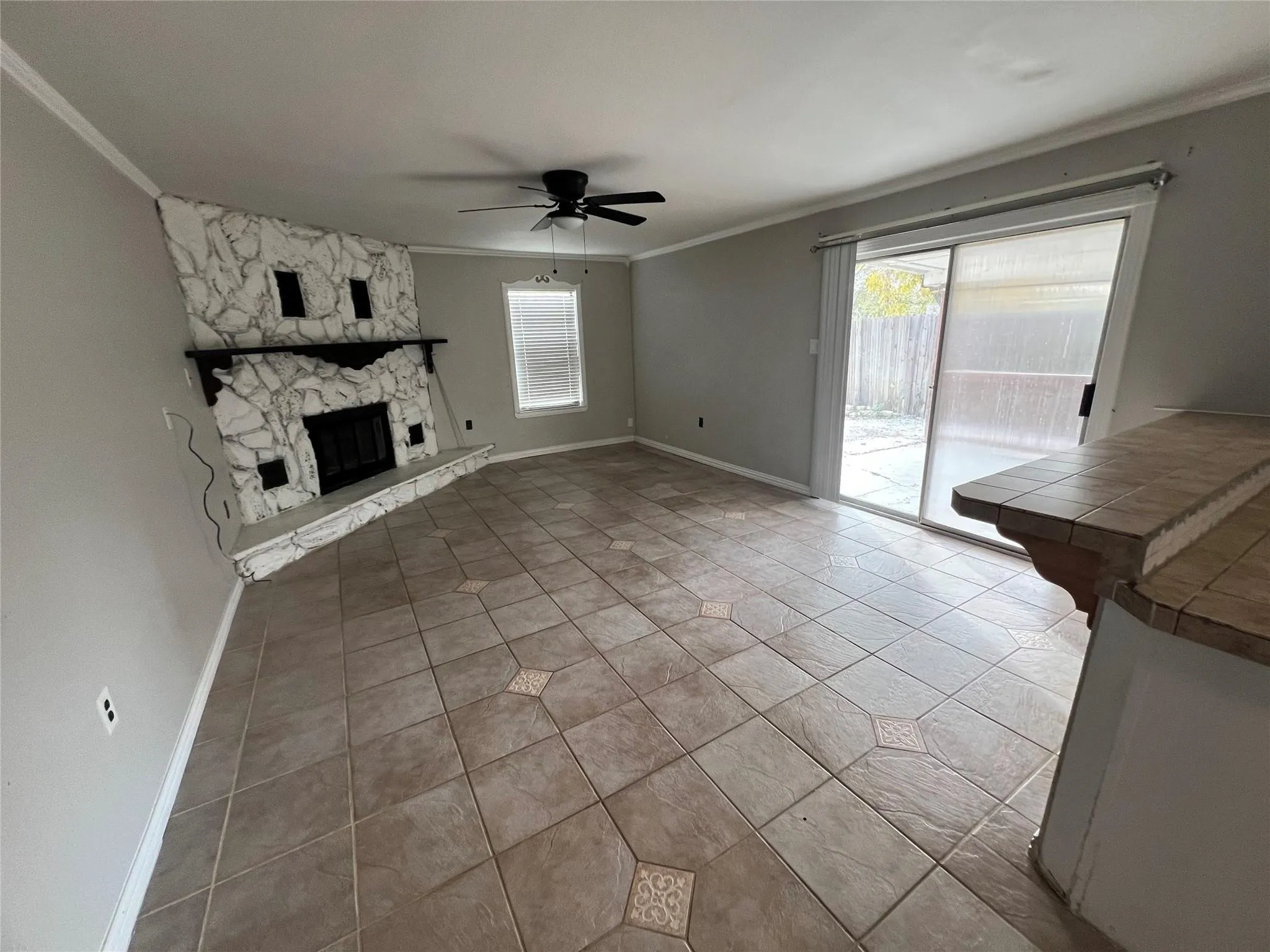 Single Family Residence For Rent in Tarrant County , 817 W Barron Avenue, Everman, Texas 76140, 3 Bedroom, 2 Bathroom, 1 Garage spaces, 1,252 Sqft, built in 1959, mls#21370614, Real Estate Agent in Everman, Homes For Rent in Tarrant county, Homes For Rent in Everman, Realtor in Everman Texas, Real Estate Brokerage Independent Realty Texas, Luminita Cordes Realtor