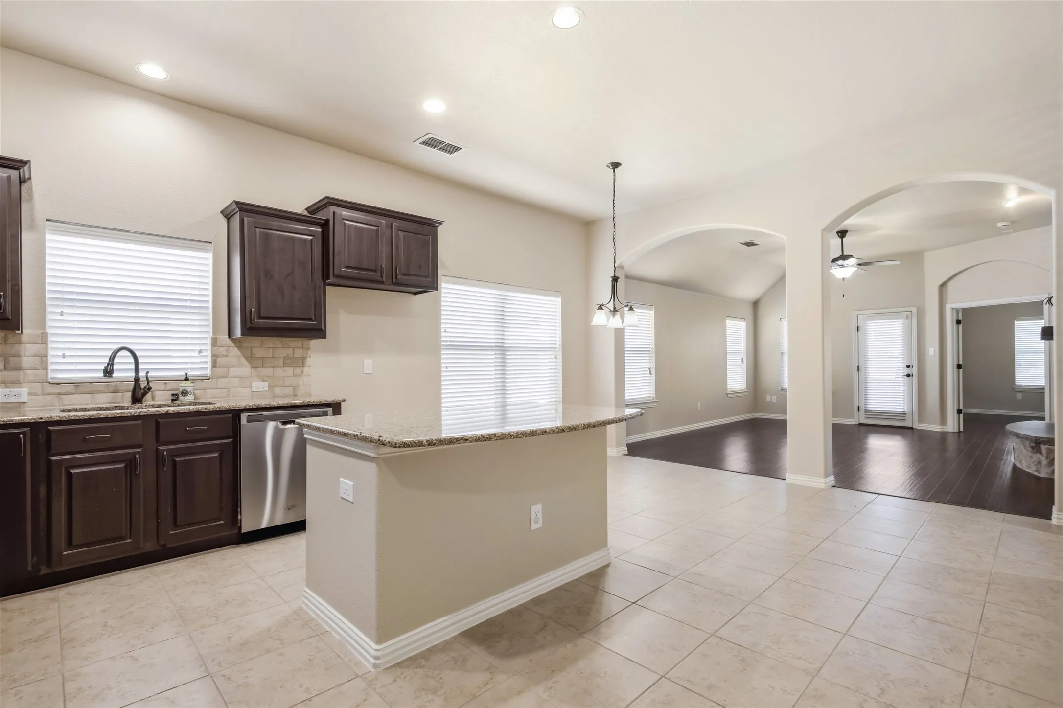 Single Family Residence For Rent in Kaufman County , 1004 Edgefield Lane, Forney, Texas 75126, 3 Bedroom, 3 Bathroom, 2 Garage spaces, 2,416 Sqft, built in 2015, mls#21373324, Real Estate Agent in Forney, Homes For Rent in Kaufman county, Homes For Rent in Forney, Realtor in Forney Texas, Real Estate Brokerage Independent Realty Texas, Luminita Cordes Realtor