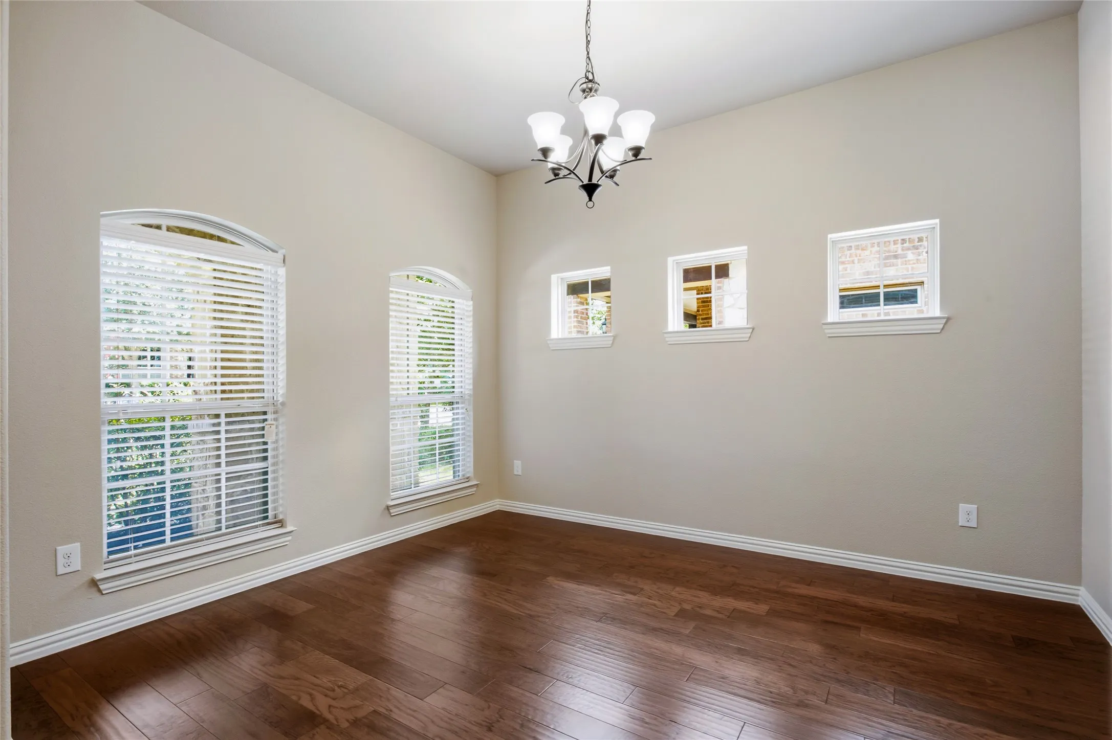Single Family Residence For Rent in Kaufman County , 1004 Edgefield Lane, Forney, Texas 75126, 3 Bedroom, 3 Bathroom, 2 Garage spaces, 2,416 Sqft, built in 2015, mls#21373324, Real Estate Agent in Forney, Homes For Rent in Kaufman county, Homes For Rent in Forney, Realtor in Forney Texas, Real Estate Brokerage Independent Realty Texas, Luminita Cordes Realtor