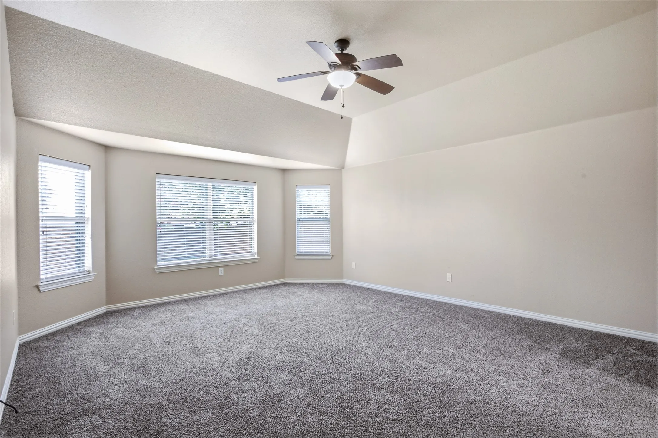 Single Family Residence For Rent in Kaufman County , 1004 Edgefield Lane, Forney, Texas 75126, 3 Bedroom, 3 Bathroom, 2 Garage spaces, 2,416 Sqft, built in 2015, mls#21373324, Real Estate Agent in Forney, Homes For Rent in Kaufman county, Homes For Rent in Forney, Realtor in Forney Texas, Real Estate Brokerage Independent Realty Texas, Luminita Cordes Realtor