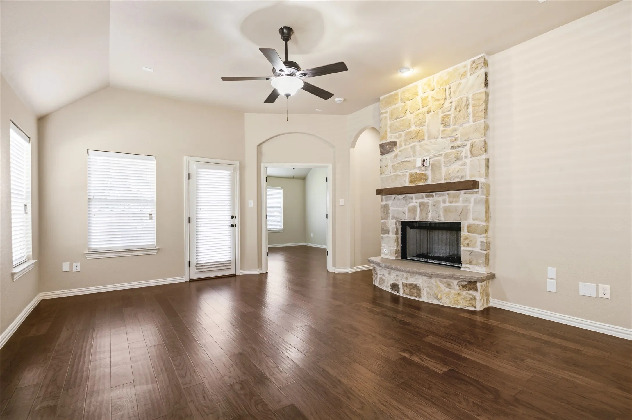 Single Family Residence For Rent in Kaufman County , 1004 Edgefield Lane, Forney, Texas 75126, 3 Bedroom, 3 Bathroom, 2 Garage spaces, 2,416 Sqft, built in 2015, mls#21373324, Real Estate Agent in Forney, Homes For Rent in Kaufman county, Homes For Rent in Forney, Realtor in Forney Texas, Real Estate Brokerage Independent Realty Texas, Luminita Cordes Realtor