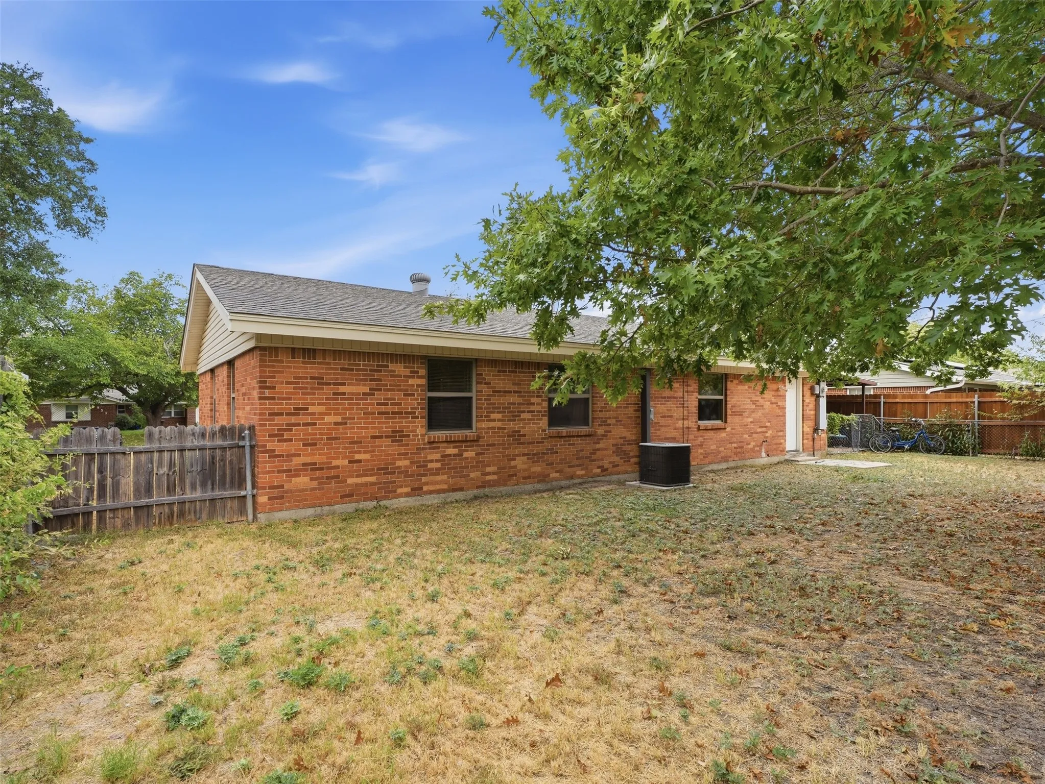 Single Family Residence For Sale in Tarrant County , 824 Crosby Avenue, White Settlement, Texas 76108, 4 Bedroom, 1 Bathroom, Garage spaces, 1,323 Sqft, built in 1964, mls#21371609, Real Estate Agent in White Settlement, Homes For Sale in Tarrant county, Homes For Sale in White Settlement, Realtor in White Settlement Texas, Real Estate Brokerage Independent Realty Texas, Luminita Cordes Realtor