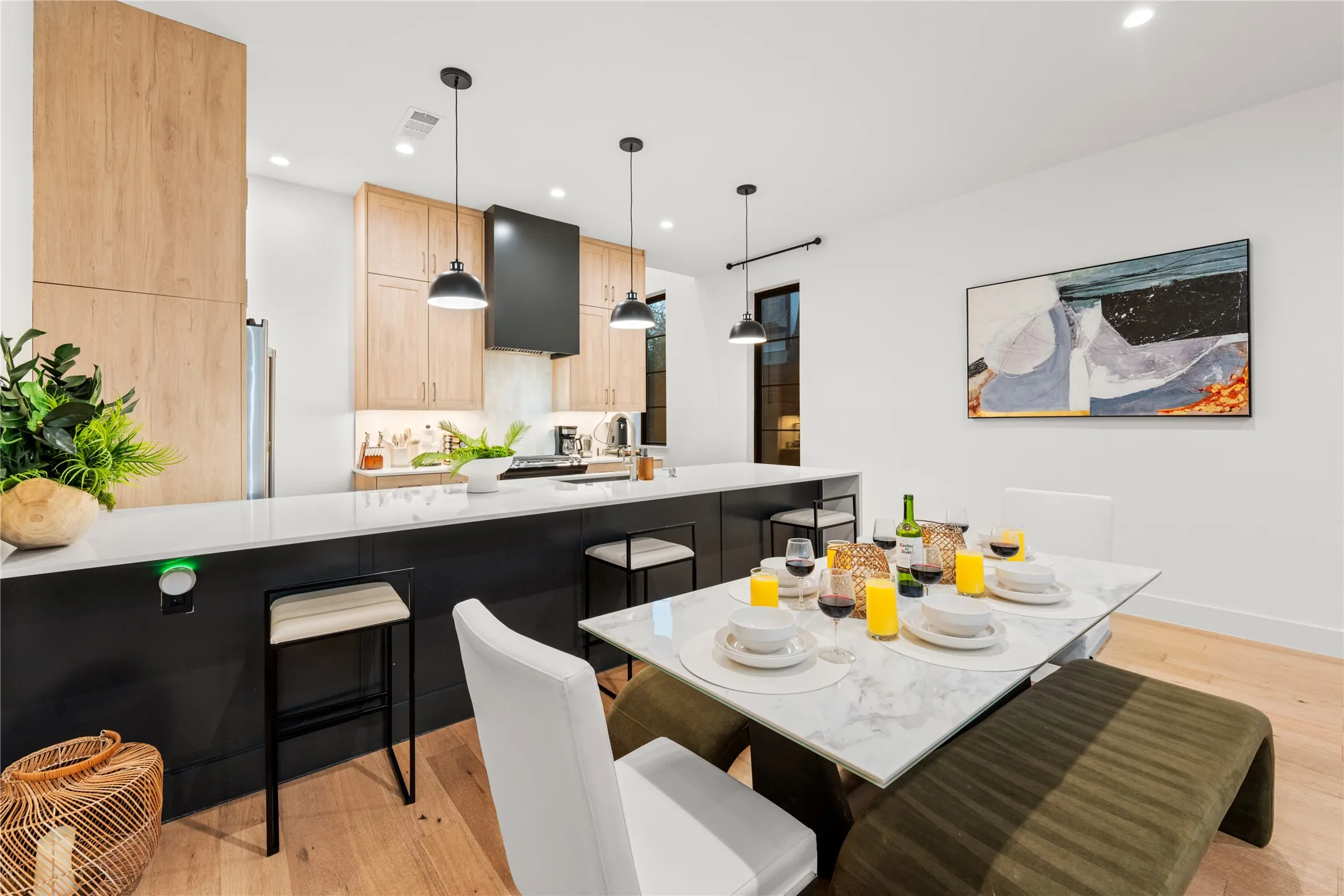 Ample dining and eat in area, can accommodate up to six barstools.  Perfect for entertaining.