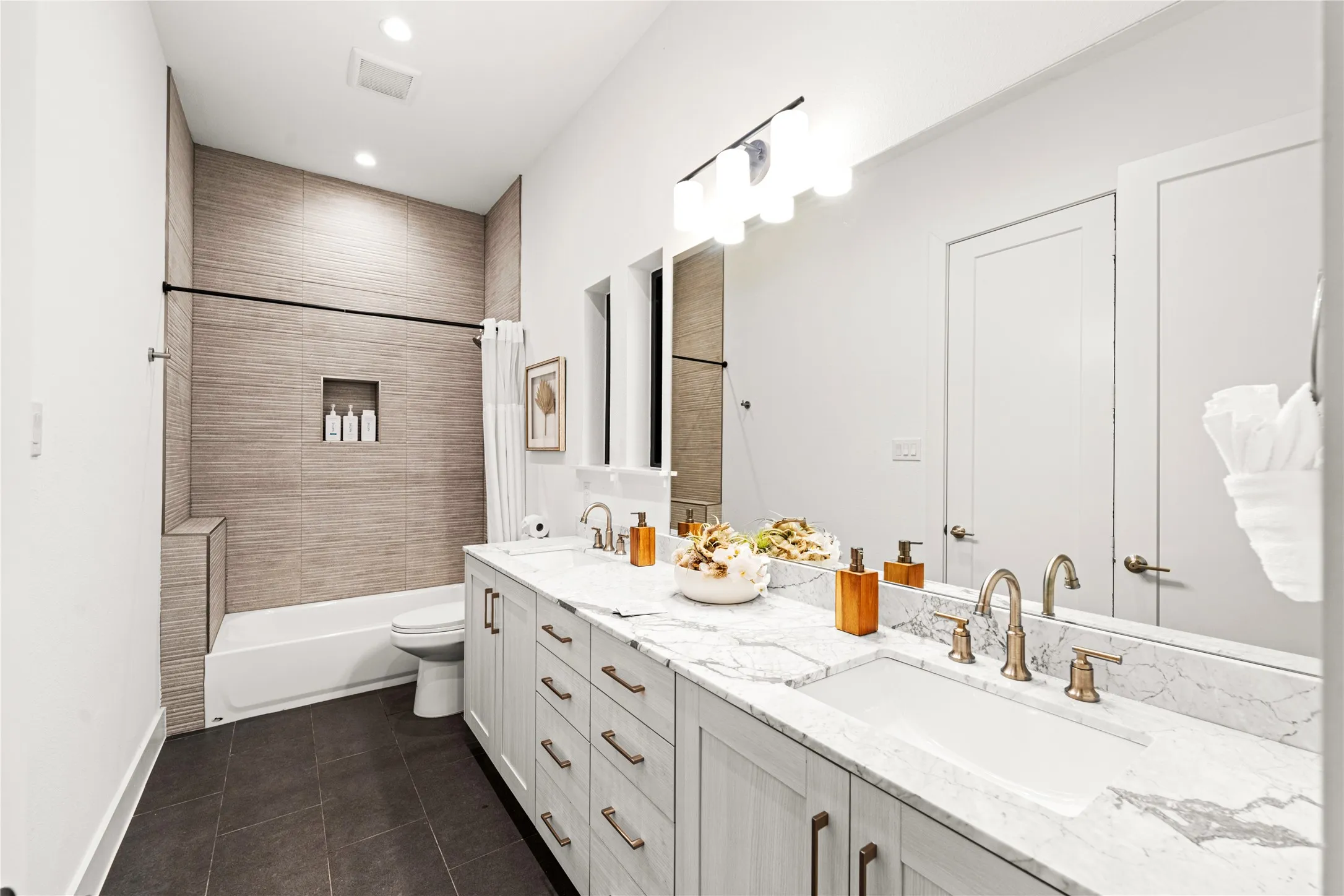 Single Family Residence For Sale in Dallas County , 1230 Haines Avenue, Dallas, Texas 75208, 3 Bedroom, 3 Bathroom, 2 Garage spaces, 2,023 Sqft, built in 2022, mls#21367800, Real Estate Agent in Dallas, Homes For Sale in Dallas county, Homes For Sale in Dallas, Realtor in Dallas Texas, Real Estate Brokerage Independent Realty Texas, Luminita Cordes Realtor