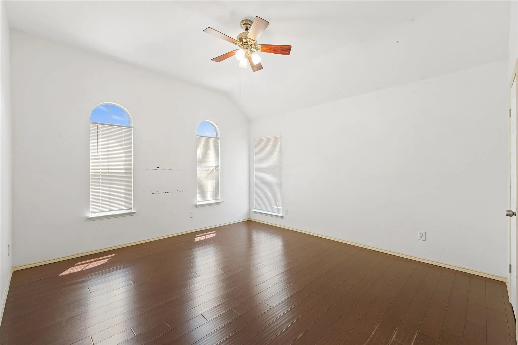 Single Family Residence For Sale in Tarrant County , 2236 Sparrow Hawk Court, Grand Prairie, Texas 75052, 4 Bedroom, 3 Bathroom, 2 Garage spaces, 3,400 Sqft, built in 2006, mls#21373327, Real Estate Agent in Grand Prairie, Homes For Sale in Tarrant county, Homes For Sale in Grand Prairie, Realtor in Grand Prairie Texas, Real Estate Brokerage Independent Realty Texas, Luminita Cordes Realtor