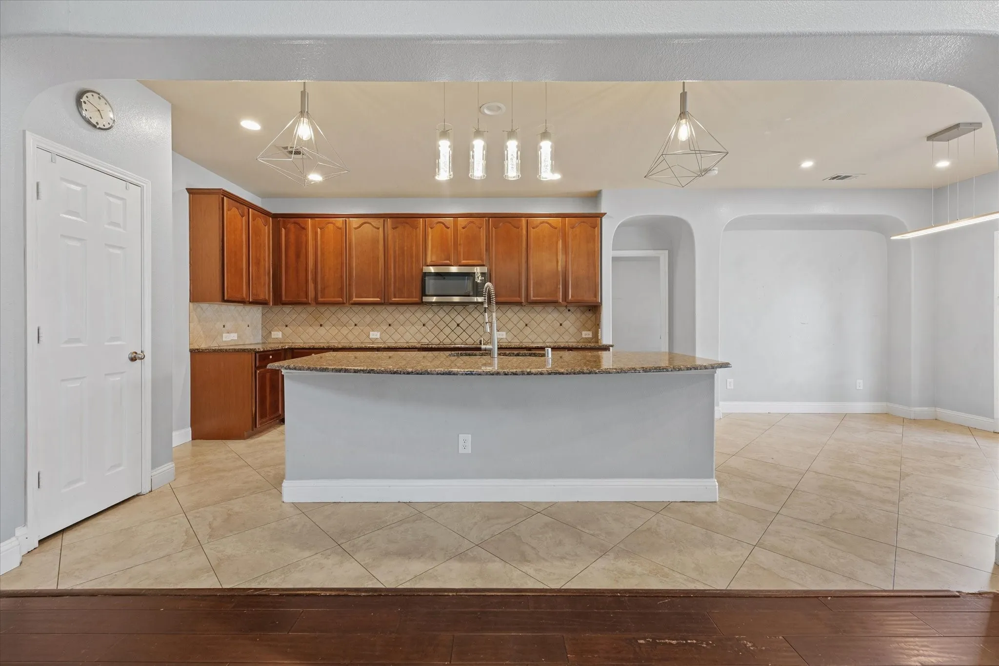 Single Family Residence For Sale in Tarrant County , 2236 Sparrow Hawk Court, Grand Prairie, Texas 75052, 4 Bedroom, 3 Bathroom, 2 Garage spaces, 3,400 Sqft, built in 2006, mls#21373327, Real Estate Agent in Grand Prairie, Homes For Sale in Tarrant county, Homes For Sale in Grand Prairie, Realtor in Grand Prairie Texas, Real Estate Brokerage Independent Realty Texas, Luminita Cordes Realtor