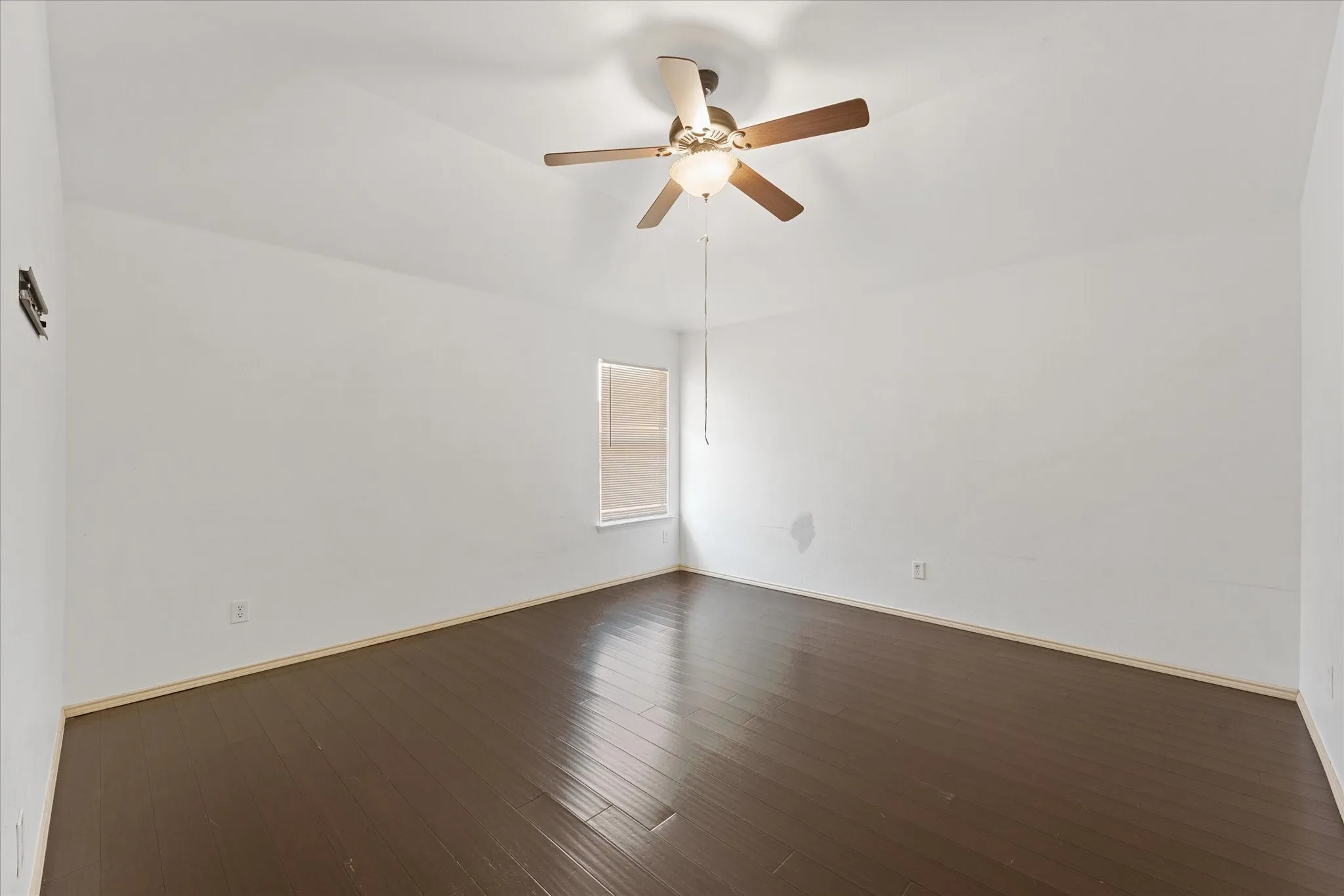 Single Family Residence For Sale in Tarrant County , 2236 Sparrow Hawk Court, Grand Prairie, Texas 75052, 4 Bedroom, 3 Bathroom, 2 Garage spaces, 3,400 Sqft, built in 2006, mls#21373327, Real Estate Agent in Grand Prairie, Homes For Sale in Tarrant county, Homes For Sale in Grand Prairie, Realtor in Grand Prairie Texas, Real Estate Brokerage Independent Realty Texas, Luminita Cordes Realtor