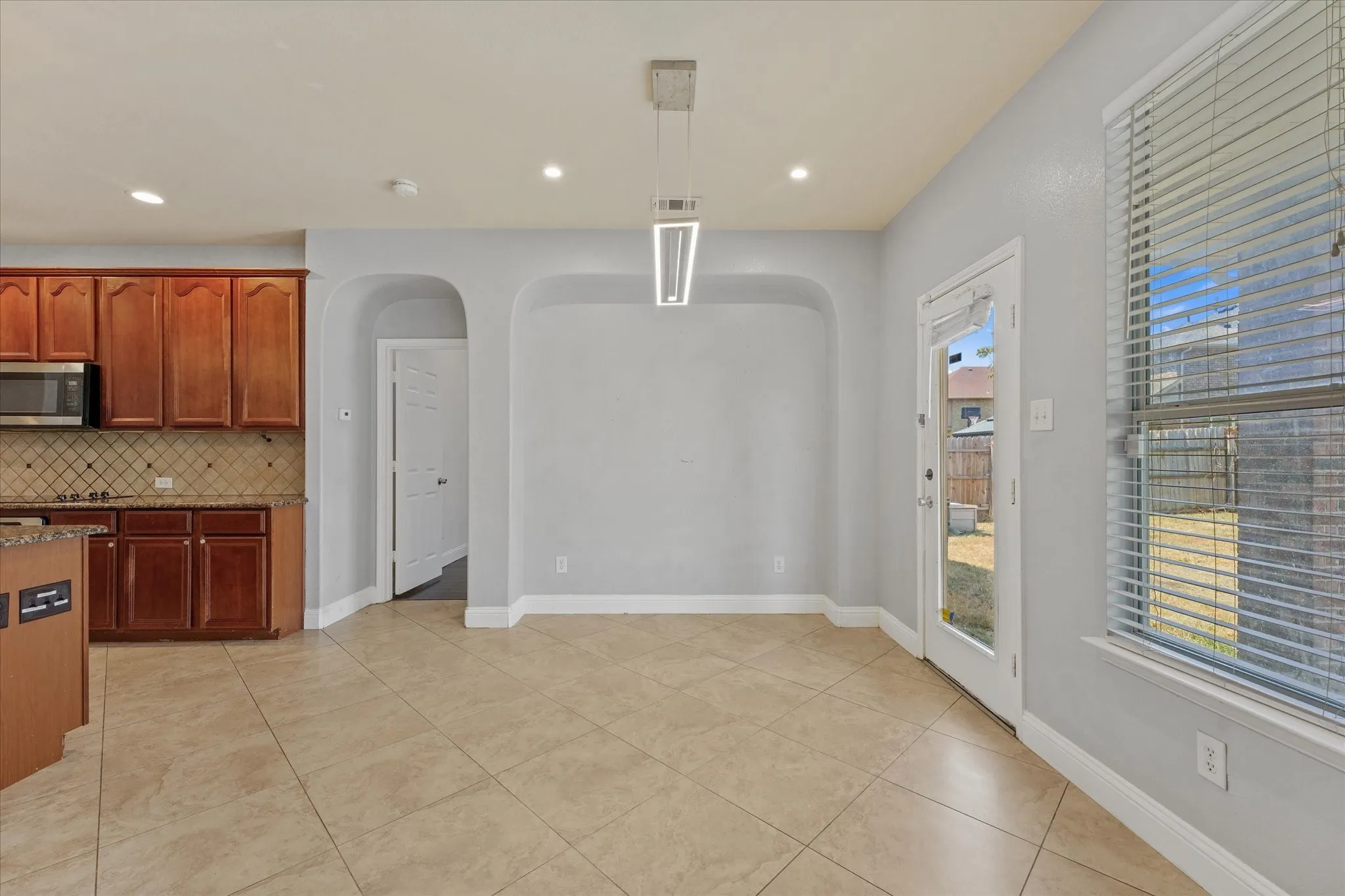 Single Family Residence For Sale in Tarrant County , 2236 Sparrow Hawk Court, Grand Prairie, Texas 75052, 4 Bedroom, 3 Bathroom, 2 Garage spaces, 3,400 Sqft, built in 2006, mls#21373327, Real Estate Agent in Grand Prairie, Homes For Sale in Tarrant county, Homes For Sale in Grand Prairie, Realtor in Grand Prairie Texas, Real Estate Brokerage Independent Realty Texas, Luminita Cordes Realtor