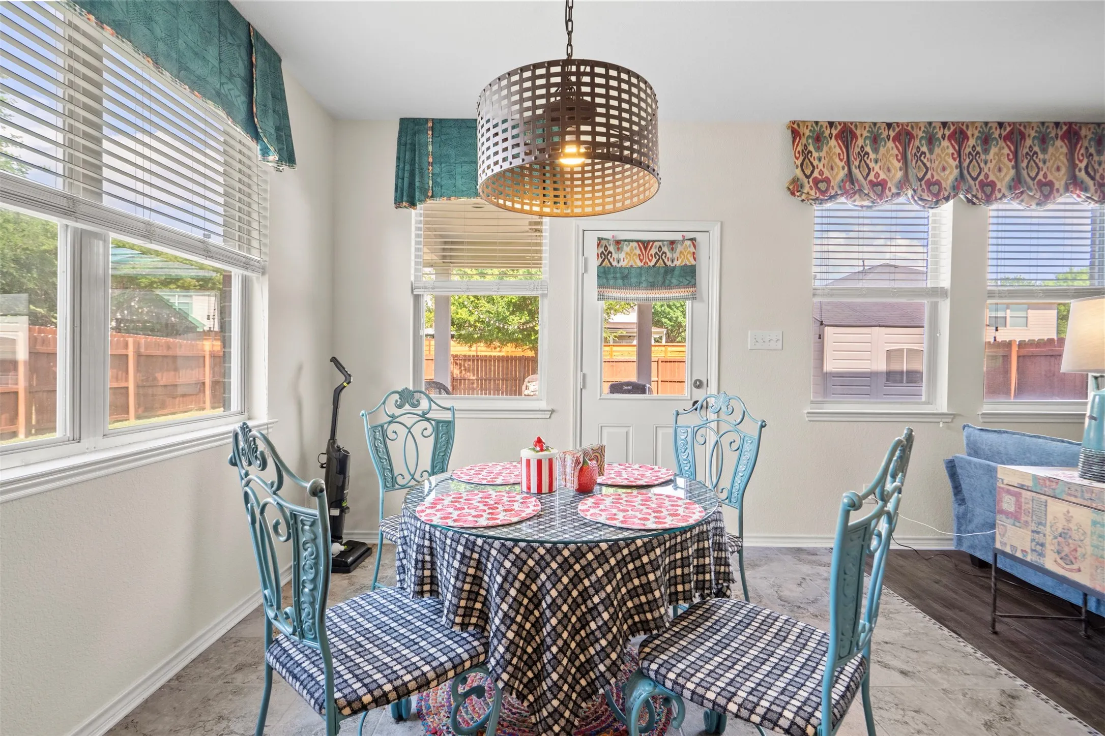 Single Family Residence For Sale in Dallas County , 804 Montrose Trail, De Soto, Texas 75115, 4 Bedroom, 3 Bathroom, 2 Garage spaces, 2,608 Sqft, built in 2006, mls#21373328, Real Estate Agent in De Soto, Homes For Sale in Dallas county, Homes For Sale in De Soto, Realtor in De Soto Texas, Real Estate Brokerage Independent Realty Texas, Luminita Cordes Realtor