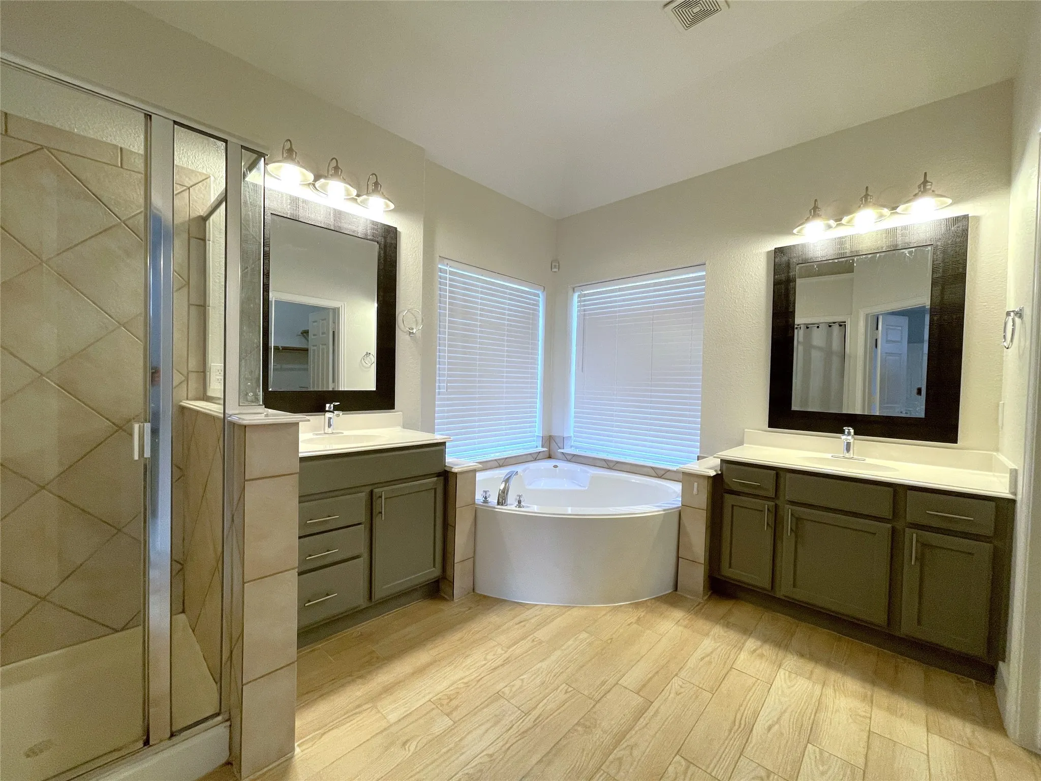 Single Family Residence For Rent in Denton County , 5962 Country View Lane, Frisco, Texas 75036, 3 Bedroom, 2 Bathroom, 2 Garage spaces, 2,097 Sqft, built in 2004, mls#21373115, Real Estate Agent in Frisco, Homes For Rent in Denton county, Homes For Rent in Frisco, Realtor in Frisco Texas, Real Estate Brokerage Independent Realty Texas, Luminita Cordes Realtor