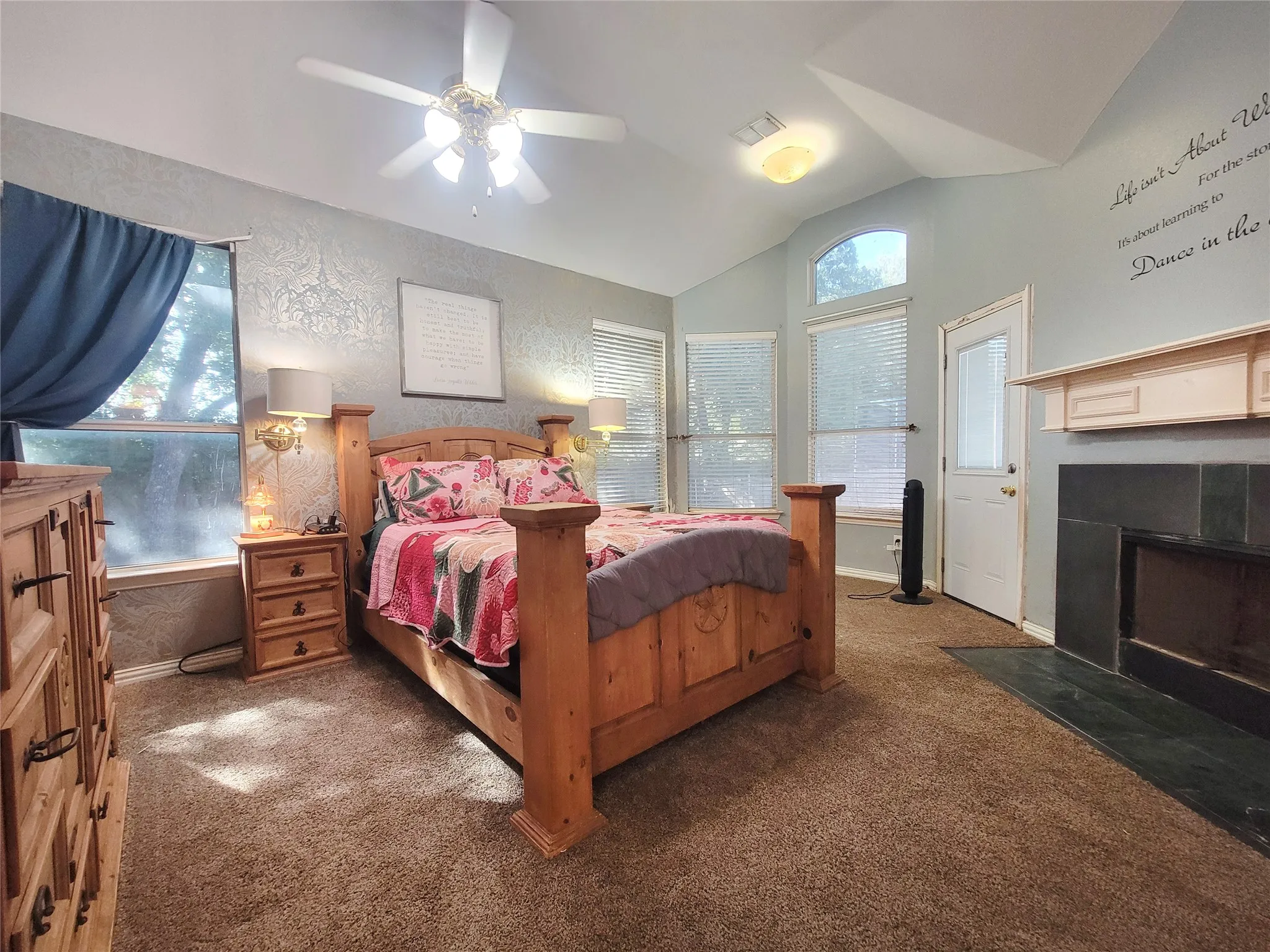 Vaulted ceiling with a ceiling fan