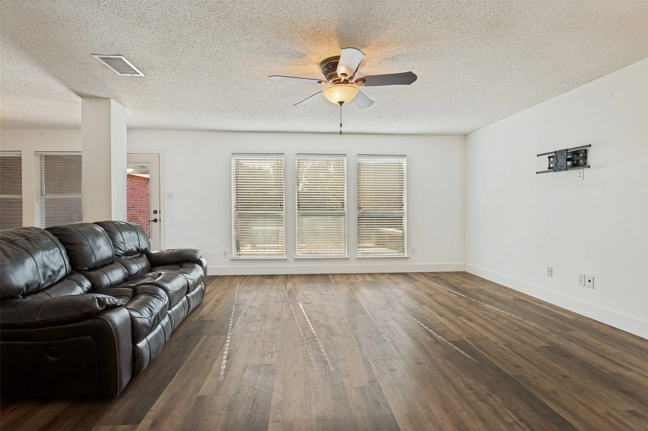 Single Family Residence For Sale in Dallas County , 1421 Logan Drive, Lancaster, Texas 75146, 4 Bedroom, 3 Bathroom, 2 Garage spaces, 2,667 Sqft, built in 2002, mls#21373013, Real Estate Agent in Lancaster, Homes For Sale in Dallas county, Homes For Sale in Lancaster, Realtor in Lancaster Texas, Real Estate Brokerage Independent Realty Texas, Luminita Cordes Realtor