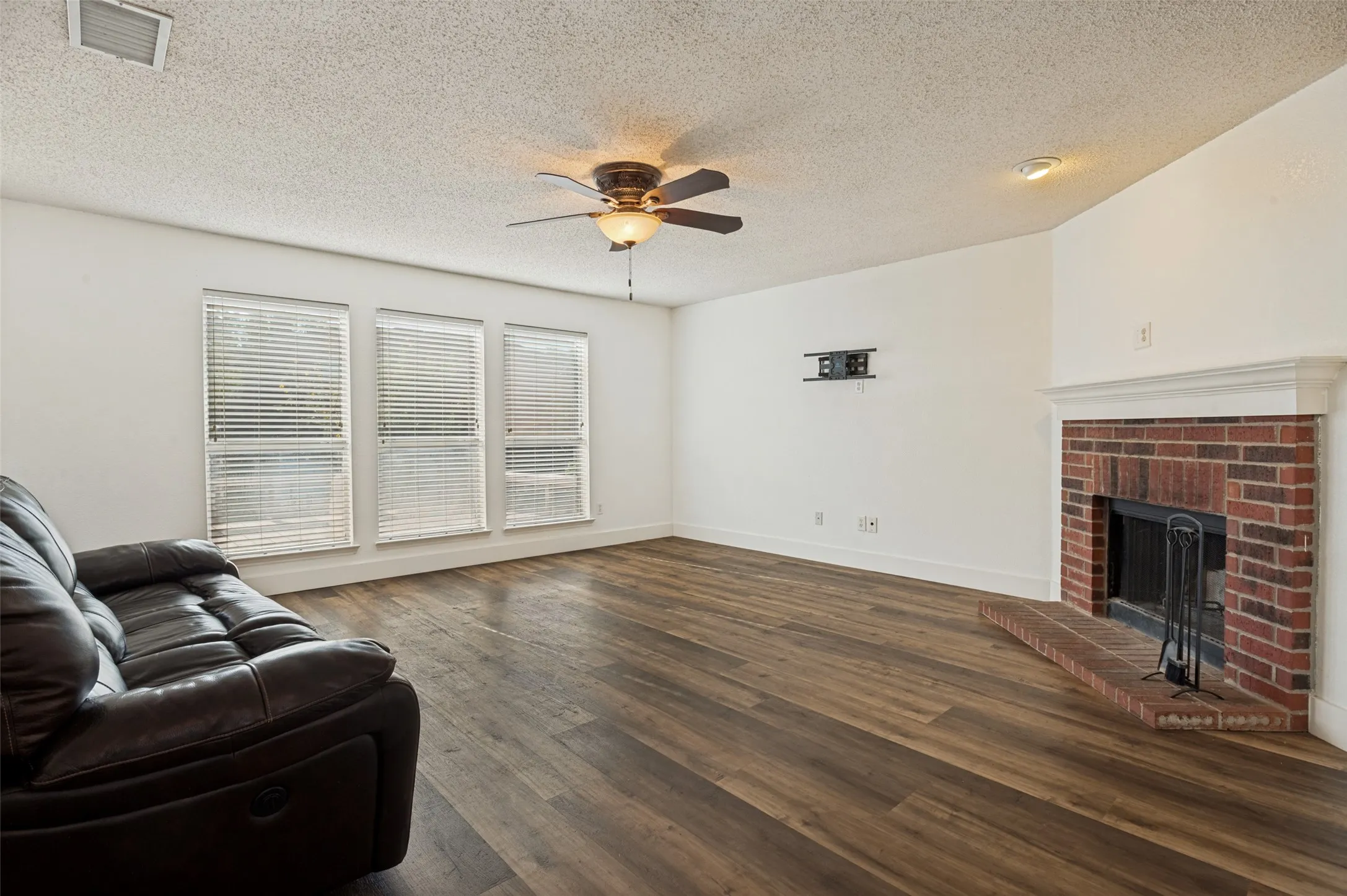 Single Family Residence For Sale in Dallas County , 1421 Logan Drive, Lancaster, Texas 75146, 4 Bedroom, 3 Bathroom, 2 Garage spaces, 2,667 Sqft, built in 2002, mls#21373013, Real Estate Agent in Lancaster, Homes For Sale in Dallas county, Homes For Sale in Lancaster, Realtor in Lancaster Texas, Real Estate Brokerage Independent Realty Texas, Luminita Cordes Realtor