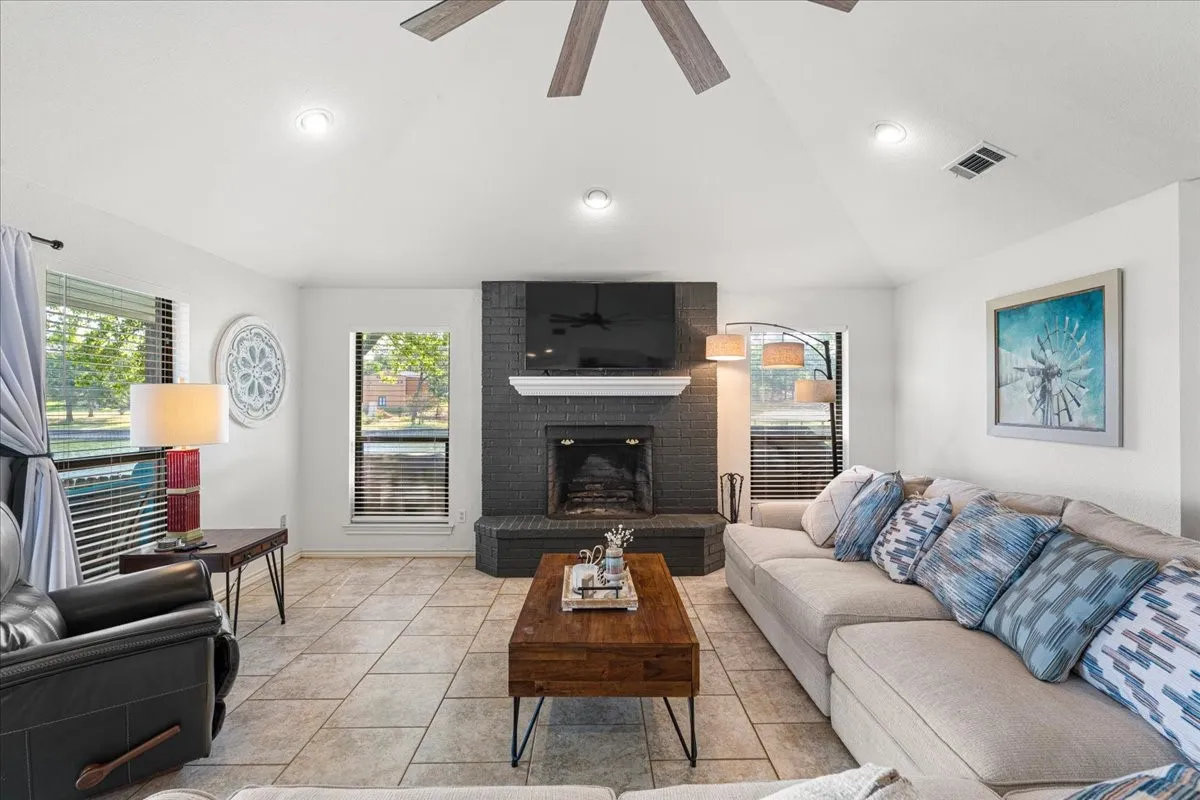 Single Family Residence For Sale in Freestone County , 122 Knights Circle, Streetman, Texas 75859, 3 Bedroom, 2 Bathroom, 2 Garage spaces, 1,584 Sqft, built in 1999, mls#21373117, Real Estate Agent in Streetman, Homes For Sale in Freestone county, Homes For Sale in Streetman, Realtor in Streetman Texas, Real Estate Brokerage Independent Realty Texas, Luminita Cordes Realtor