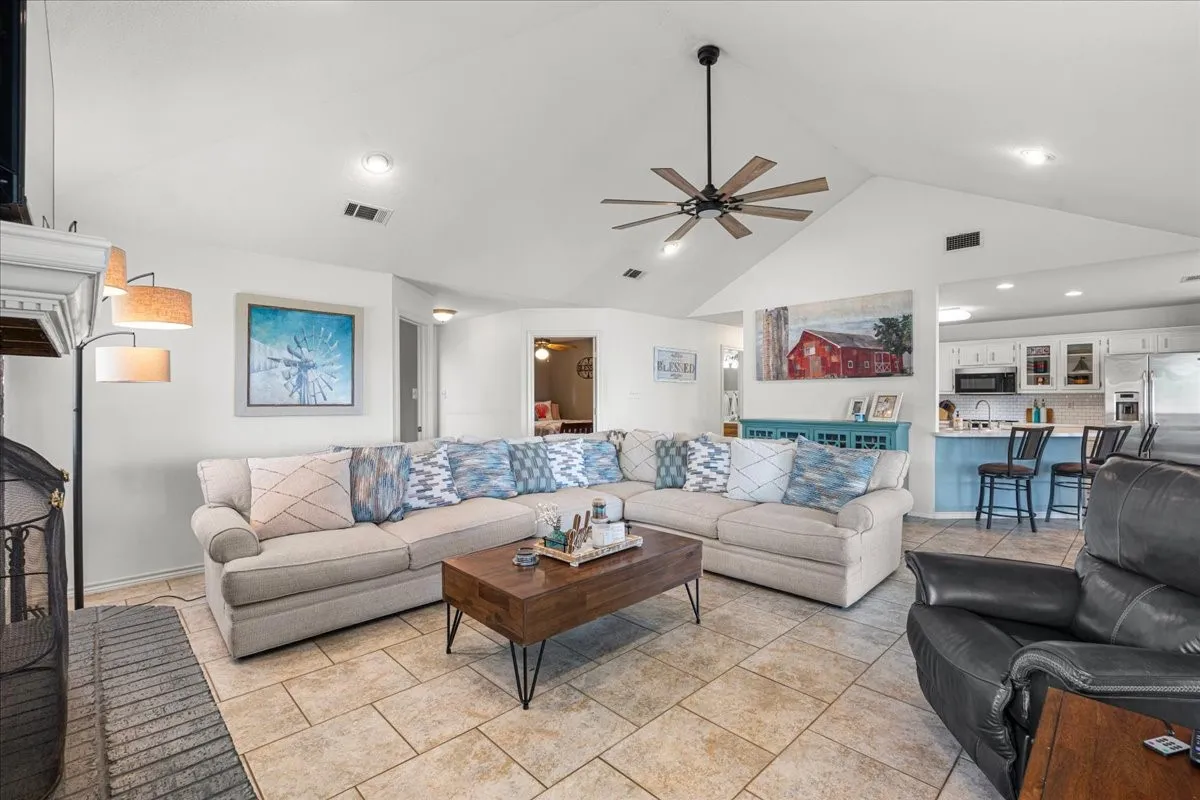 Single Family Residence For Sale in Freestone County , 122 Knights Circle, Streetman, Texas 75859, 3 Bedroom, 2 Bathroom, 2 Garage spaces, 1,584 Sqft, built in 1999, mls#21373117, Real Estate Agent in Streetman, Homes For Sale in Freestone county, Homes For Sale in Streetman, Realtor in Streetman Texas, Real Estate Brokerage Independent Realty Texas, Luminita Cordes Realtor