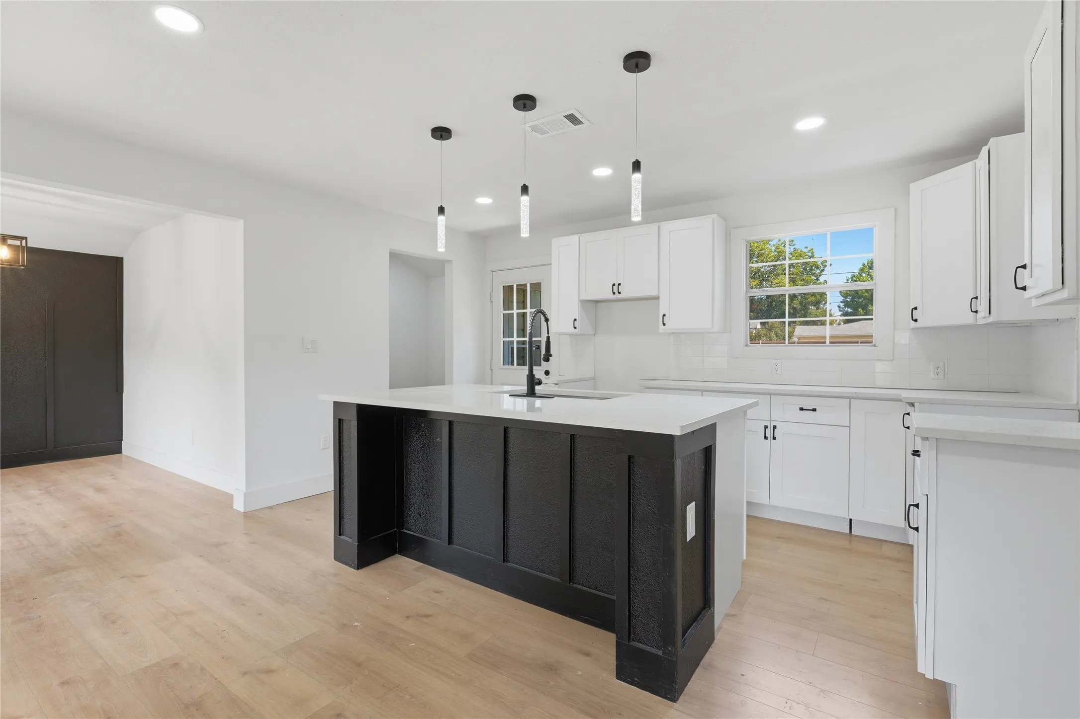 Single Family Residence For Sale in Dallas County , 11012 Castolon Drive, Dallas, Texas 75228, 3 Bedroom, 2 Bathroom, Garage spaces, 1,324 Sqft, built in 1950, mls#21373359, Real Estate Agent in Dallas, Homes For Sale in Dallas county, Homes For Sale in Dallas, Realtor in Dallas Texas, Real Estate Brokerage Independent Realty Texas, Luminita Cordes Realtor