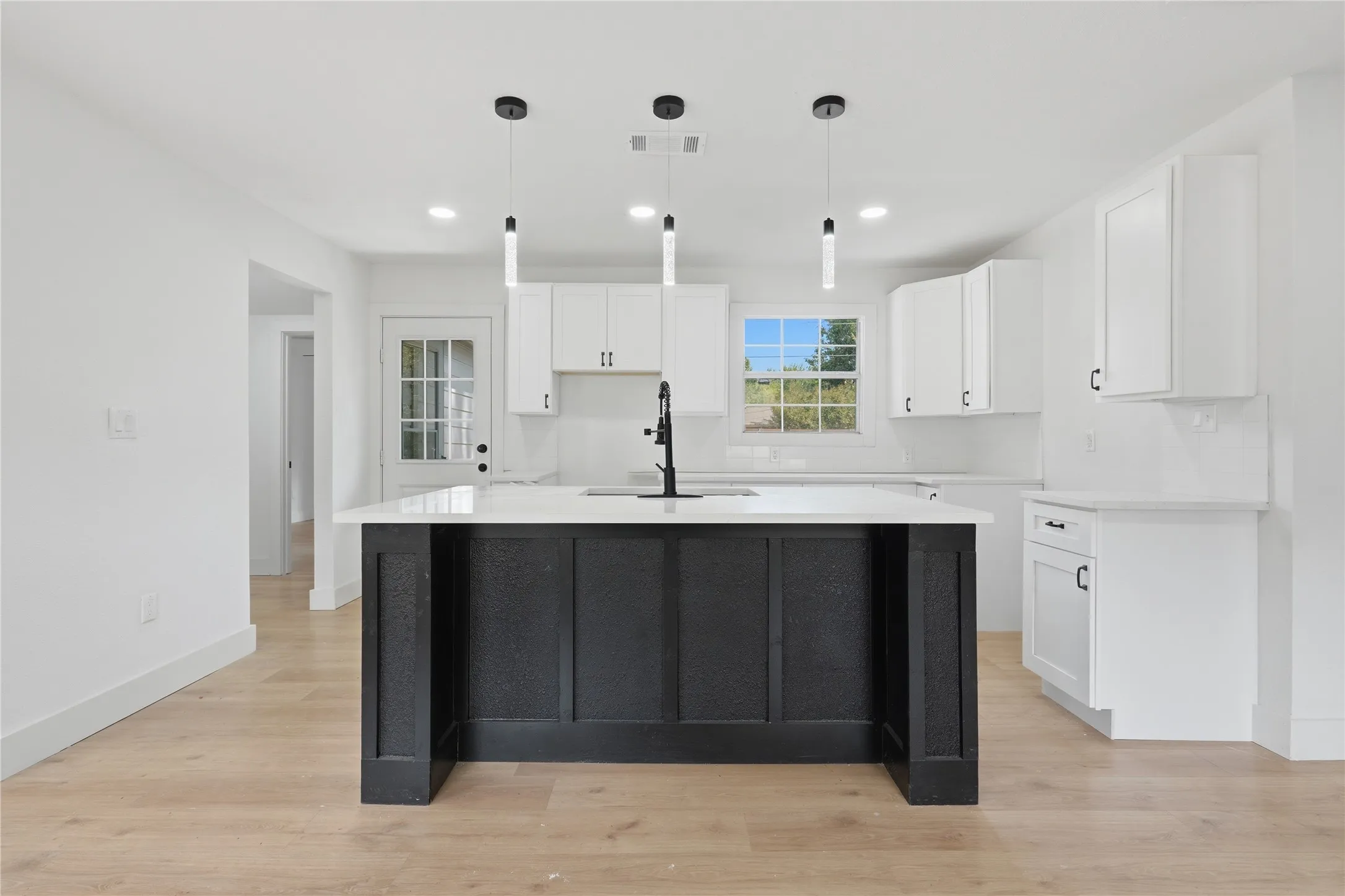 Single Family Residence For Sale in Dallas County , 11012 Castolon Drive, Dallas, Texas 75228, 3 Bedroom, 2 Bathroom, Garage spaces, 1,324 Sqft, built in 1950, mls#21373359, Real Estate Agent in Dallas, Homes For Sale in Dallas county, Homes For Sale in Dallas, Realtor in Dallas Texas, Real Estate Brokerage Independent Realty Texas, Luminita Cordes Realtor