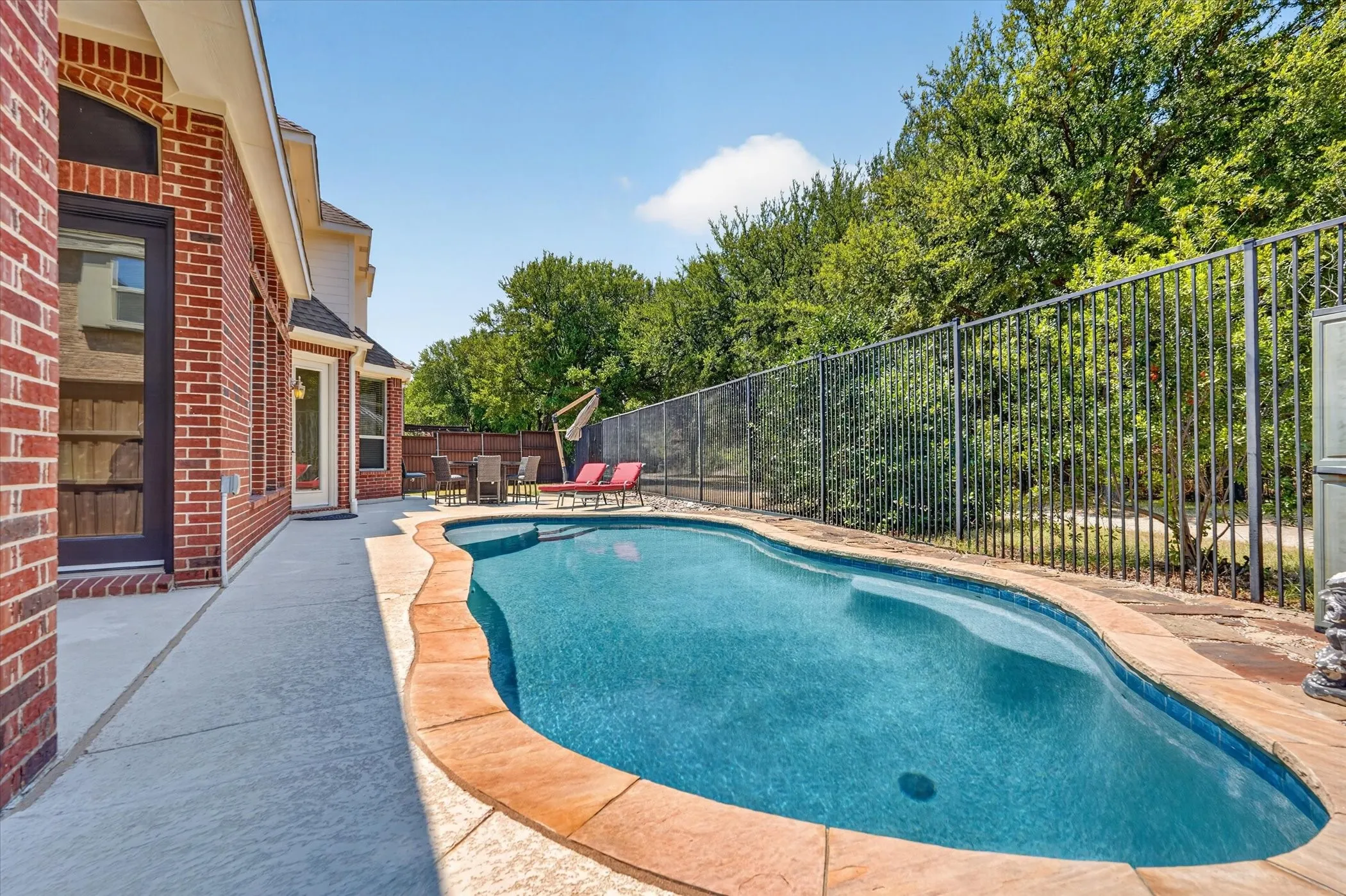 Sparkling pool with gas heater, just waiting for you to jump in!
