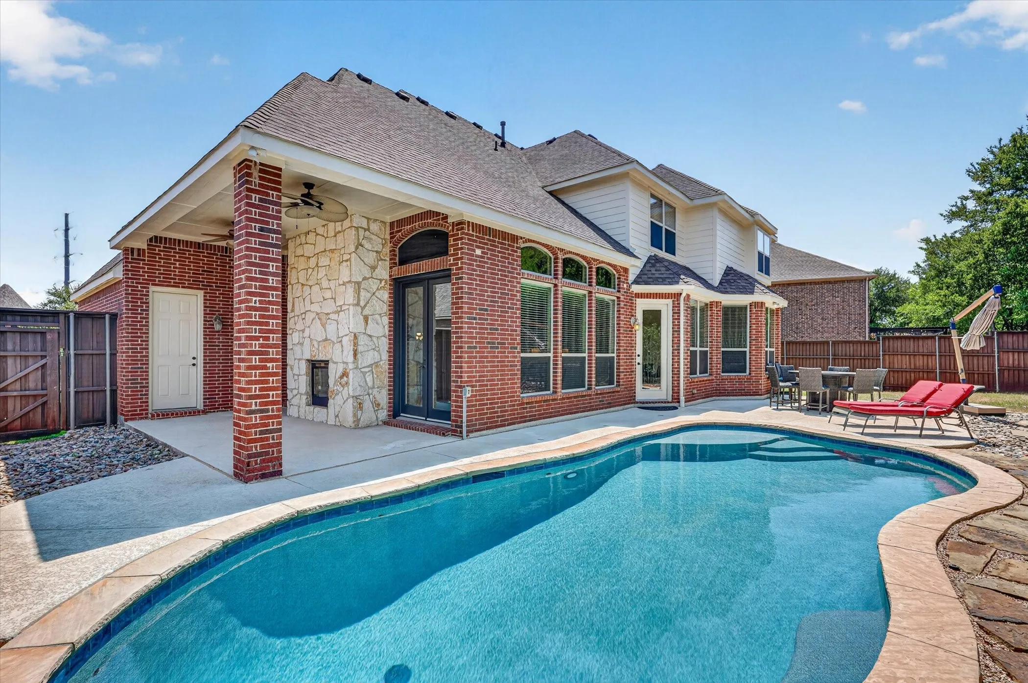 The large 4th car garage bay has an opening to the back yard for ease of access.