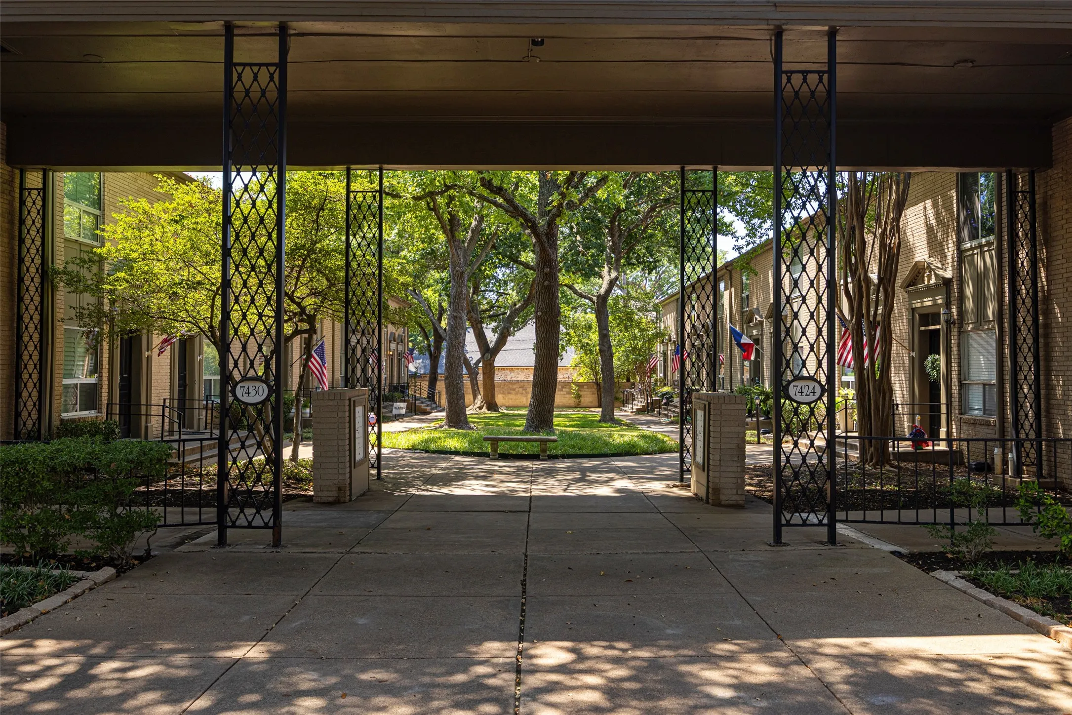 Condominium For Sale in Dallas County , 7424 W Northwest Highway 9, Dallas, Texas 75225, 2 Bedroom, 3 Bathroom, Garage spaces, 1,522 Sqft, built in 1964, mls#21367300, Real Estate Agent in Dallas, Homes For Sale in Dallas county, Homes For Sale in Dallas, Realtor in Dallas Texas, Real Estate Brokerage Independent Realty Texas, Luminita Cordes Realtor