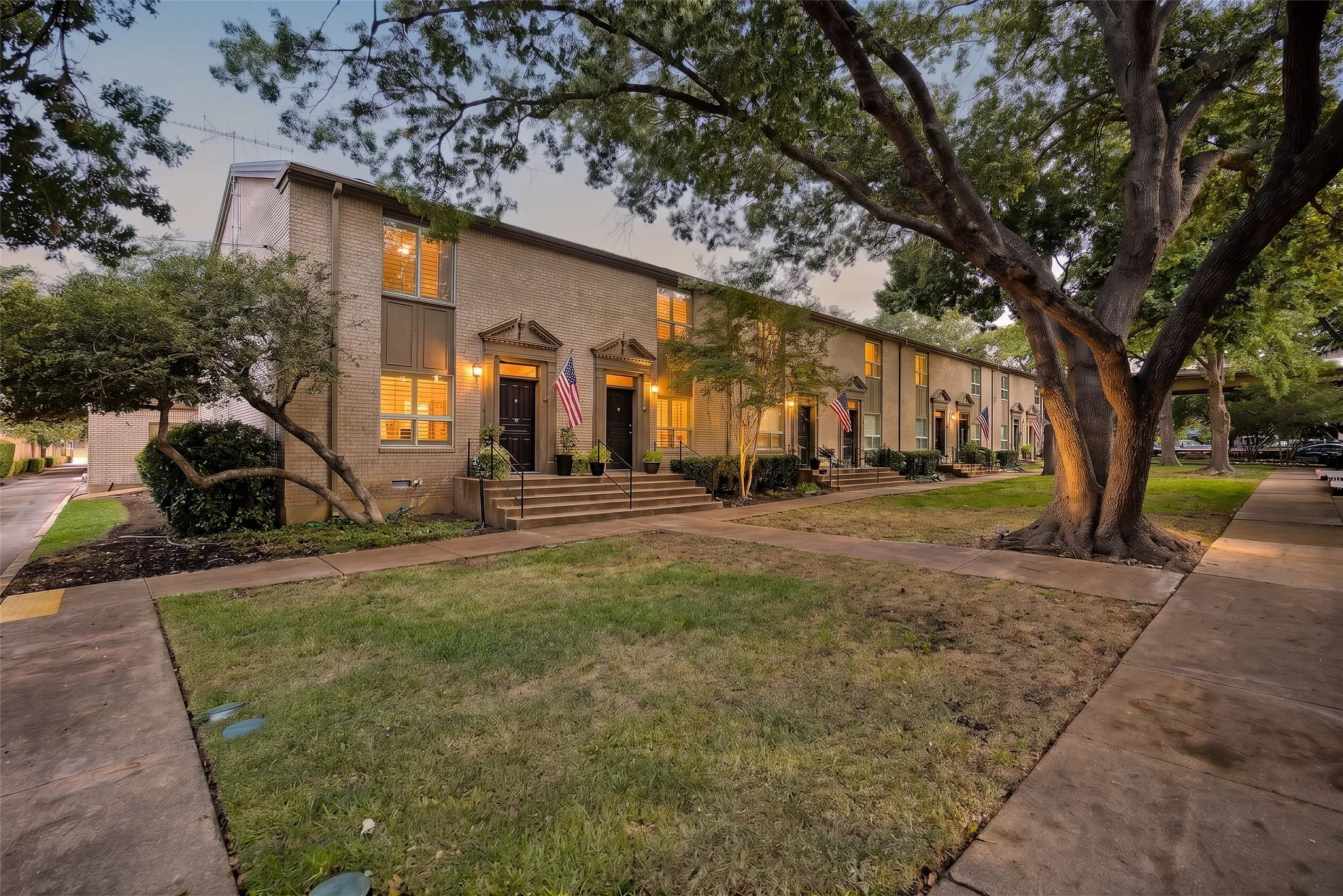 Condominium For Sale in Dallas County , 7424 W Northwest Highway 9, Dallas, Texas 75225, 2 Bedroom, 3 Bathroom, Garage spaces, 1,522 Sqft, built in 1964, mls#21367300, Real Estate Agent in Dallas, Homes For Sale in Dallas county, Homes For Sale in Dallas, Realtor in Dallas Texas, Real Estate Brokerage Independent Realty Texas, Luminita Cordes Realtor