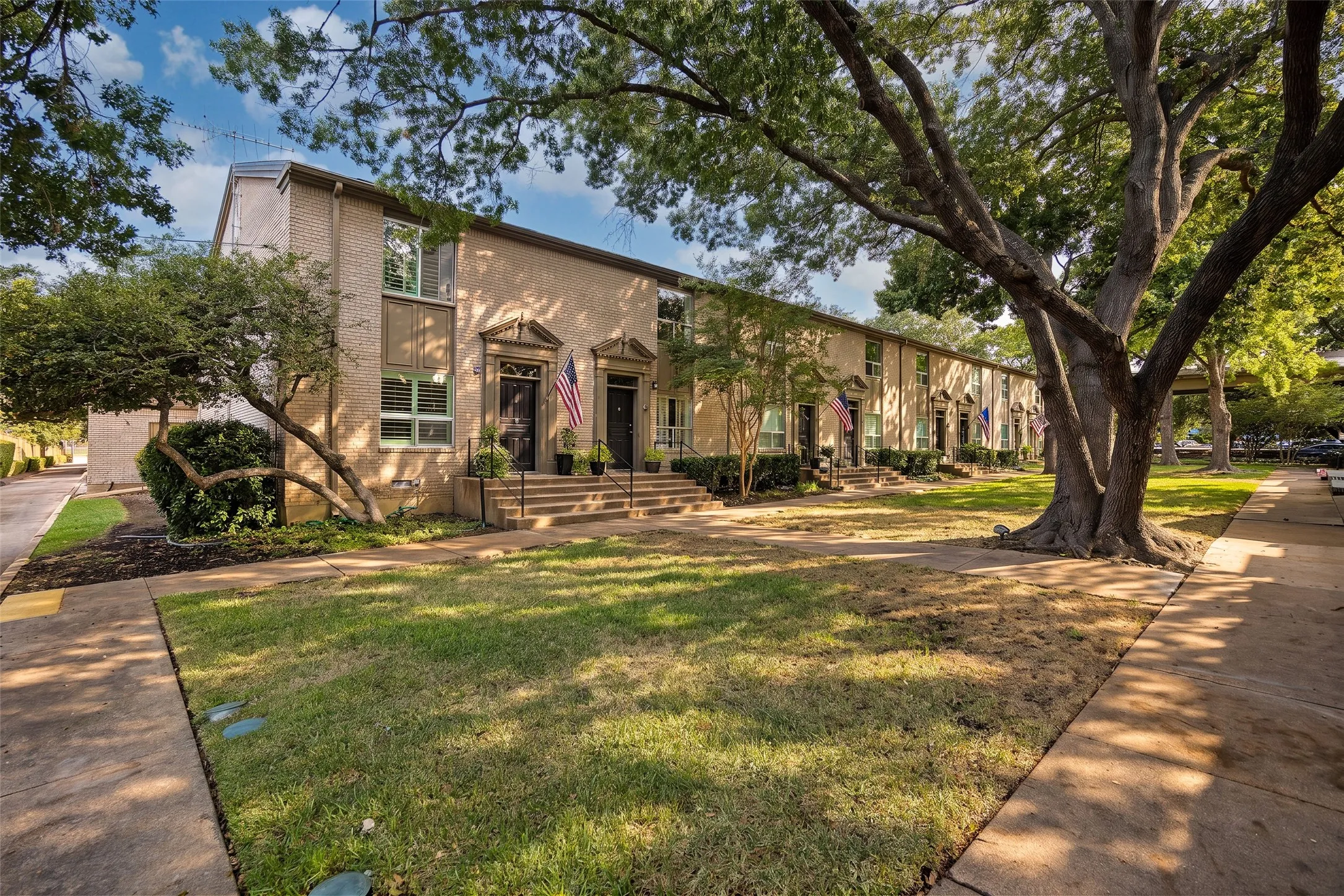 Condominium For Sale in Dallas County , 7424 W Northwest Highway 9, Dallas, Texas 75225, 2 Bedroom, 3 Bathroom, Garage spaces, 1,522 Sqft, built in 1964, mls#21367300, Real Estate Agent in Dallas, Homes For Sale in Dallas county, Homes For Sale in Dallas, Realtor in Dallas Texas, Real Estate Brokerage Independent Realty Texas, Luminita Cordes Realtor