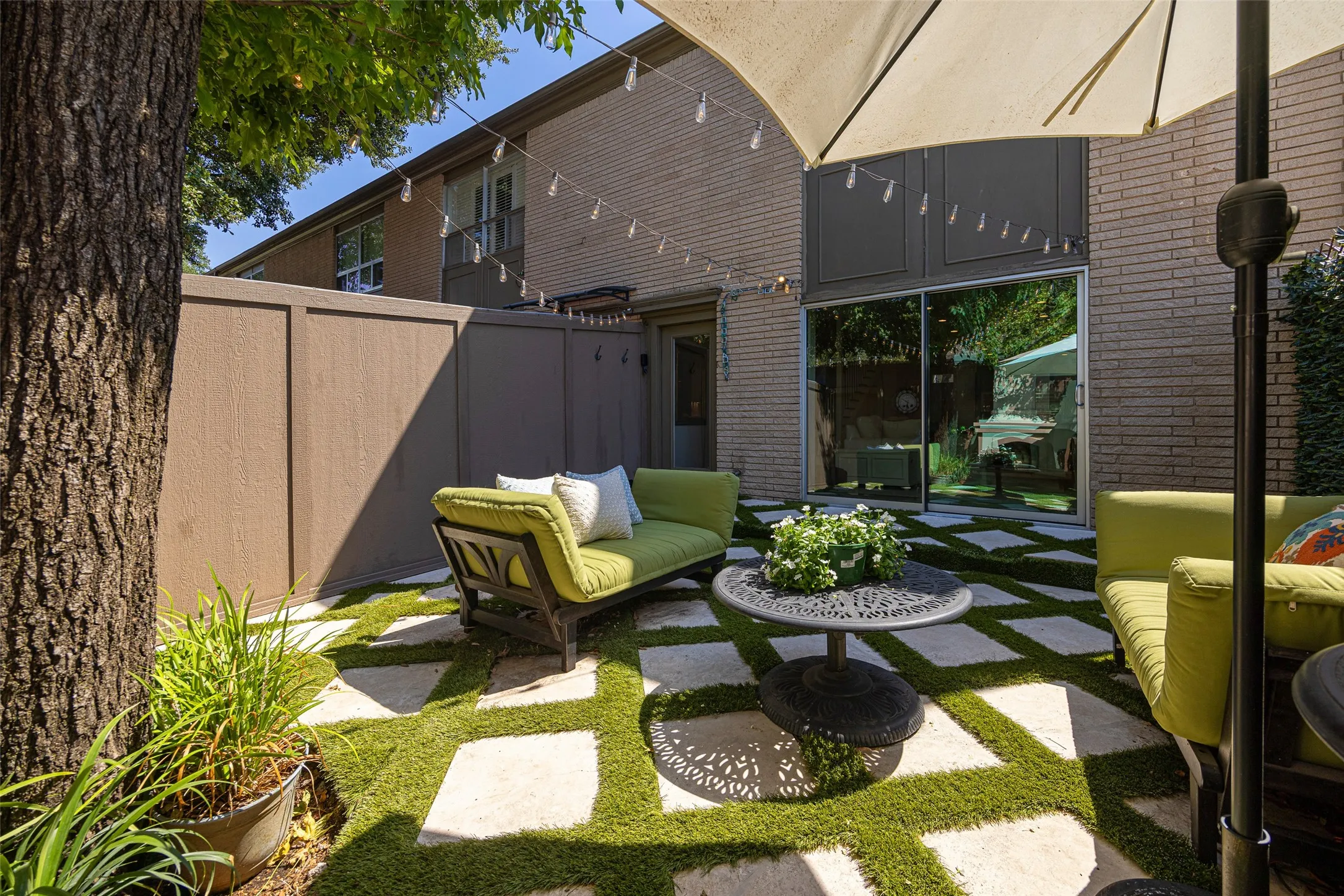 Condominium For Sale in Dallas County , 7424 W Northwest Highway 9, Dallas, Texas 75225, 2 Bedroom, 3 Bathroom, Garage spaces, 1,522 Sqft, built in 1964, mls#21367300, Real Estate Agent in Dallas, Homes For Sale in Dallas county, Homes For Sale in Dallas, Realtor in Dallas Texas, Real Estate Brokerage Independent Realty Texas, Luminita Cordes Realtor