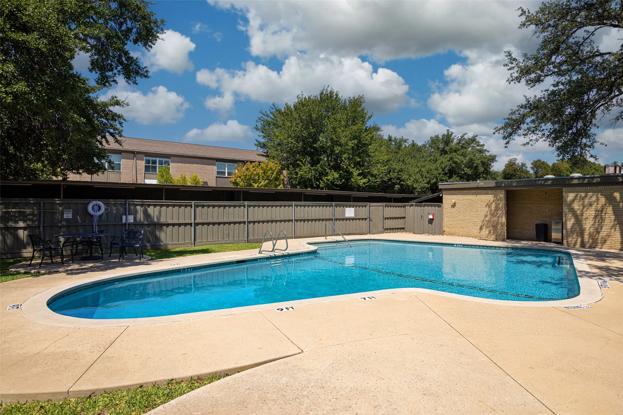 Condominium For Sale in Dallas County , 7424 W Northwest Highway 9, Dallas, Texas 75225, 2 Bedroom, 3 Bathroom, Garage spaces, 1,522 Sqft, built in 1964, mls#21367300, Real Estate Agent in Dallas, Homes For Sale in Dallas county, Homes For Sale in Dallas, Realtor in Dallas Texas, Real Estate Brokerage Independent Realty Texas, Luminita Cordes Realtor