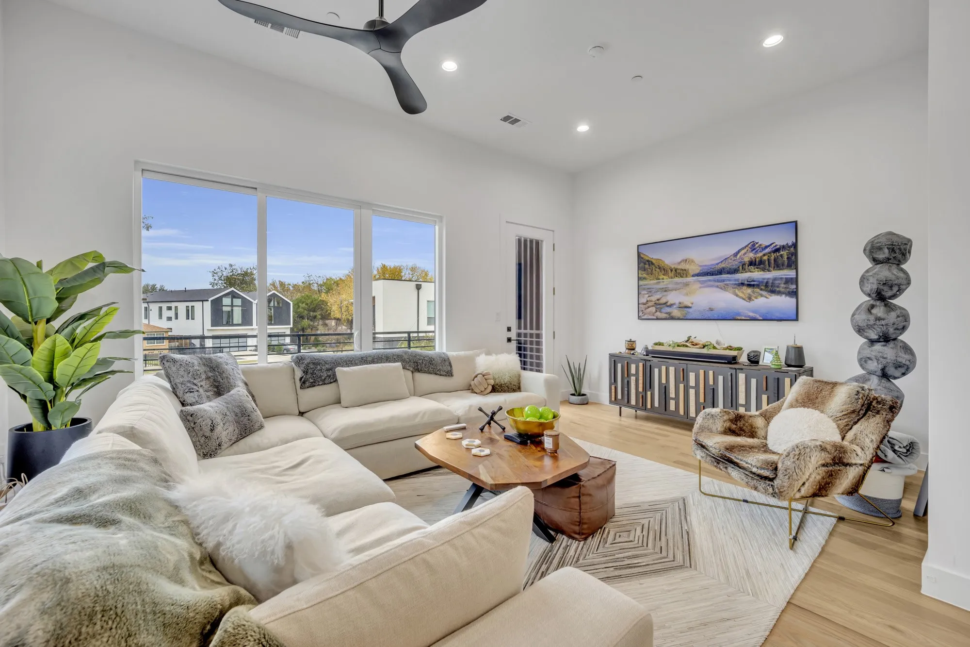 Condominium For Sale in Dallas County , 4631 Belmont Avenue 202, Dallas, Texas 75204, 2 Bedroom, 3 Bathroom, 2 Garage spaces, 1,774 Sqft, built in 2021, mls#21373364, Real Estate Agent in Dallas, Homes For Sale in Dallas county, Homes For Sale in Dallas, Realtor in Dallas Texas, Real Estate Brokerage Independent Realty Texas, Luminita Cordes Realtor
