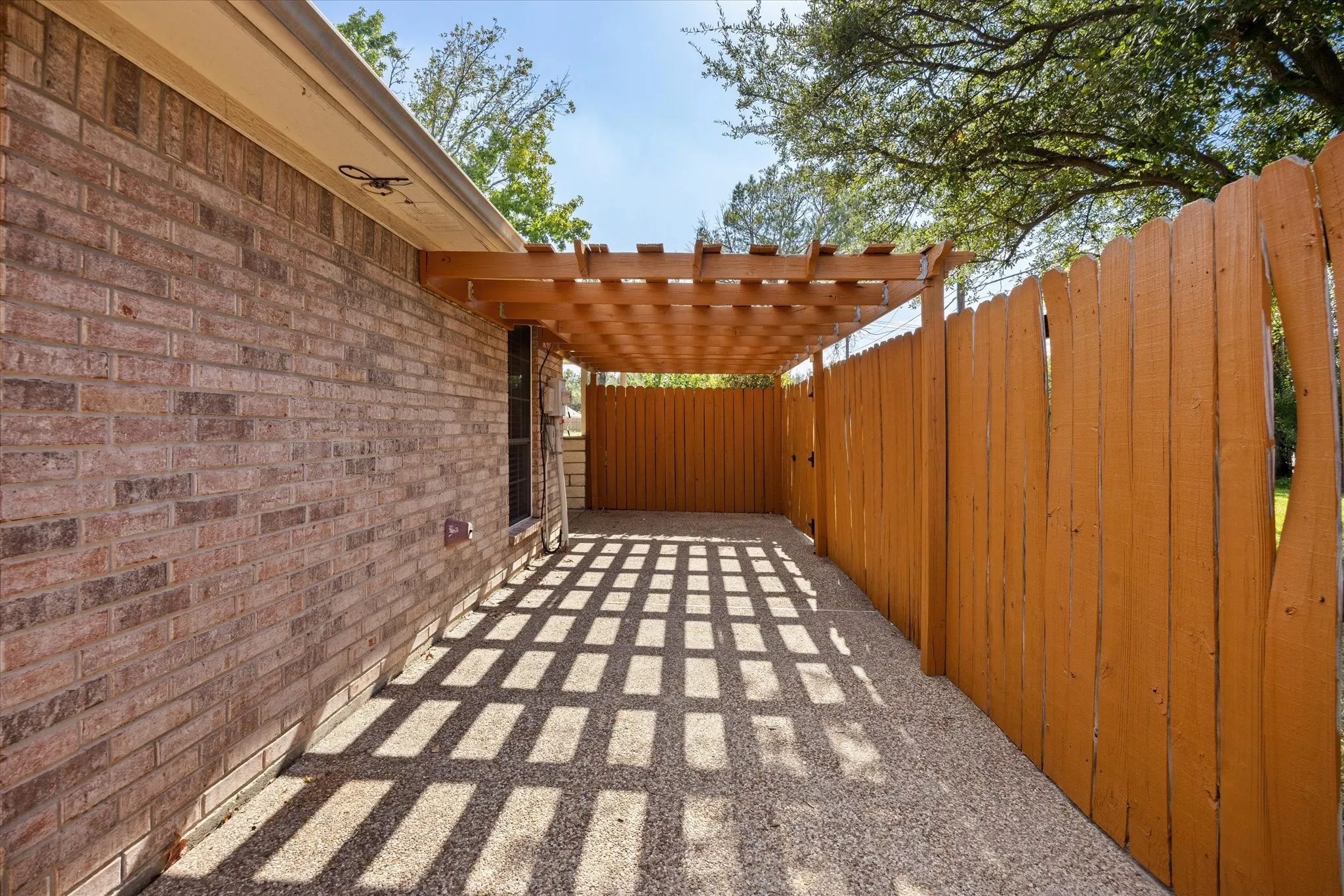 Townhouse For Sale in Hood County , 1202 Henard Lane, Granbury, Texas 76048, 2 Bedroom, 3 Bathroom, 2 Garage spaces, 1,639 Sqft, built in 2000, mls#21370608, Real Estate Agent in Granbury, Homes For Sale in Hood county, Homes For Sale in Granbury, Realtor in Granbury Texas, Real Estate Brokerage Independent Realty Texas, Luminita Cordes Realtor