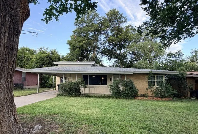 Single Family Residence For Rent in Tarrant County , 4925 Lubbock Avenue, Fort Worth, Texas 76115, 3 Bedroom, 2 Bathroom, Garage spaces, 1,451 Sqft, built in 1955, mls#21373372, Real Estate Agent in Fort Worth, Homes For Rent in Tarrant county, Homes For Rent in Fort Worth, Realtor in Fort Worth Texas, Real Estate Brokerage Independent Realty Texas, Luminita Cordes Realtor