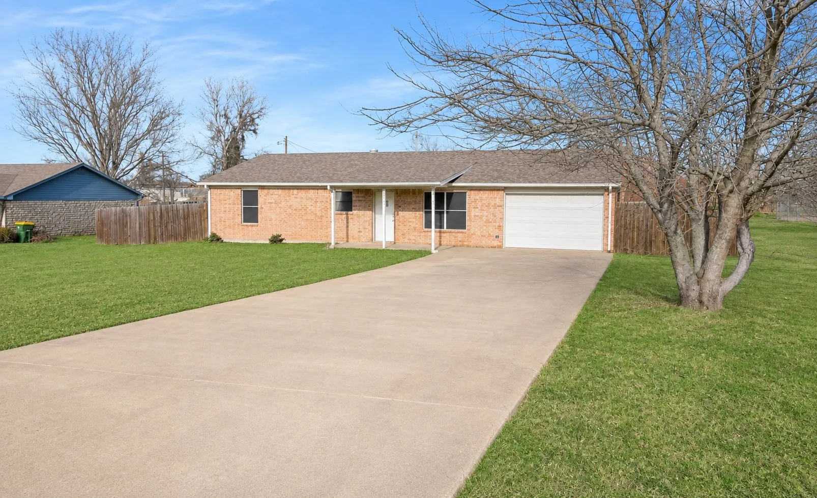 Single Family Residence For Sale in Hood County , 513 Ranch Road, Granbury, Texas 76049, 3 Bedroom, 2 Bathroom, 2 Garage spaces, 1,440 Sqft, built in 1996, mls#21373374, Real Estate Agent in Granbury, Homes For Sale in Hood county, Homes For Sale in Granbury, Realtor in Granbury Texas, Real Estate Brokerage Independent Realty Texas, Luminita Cordes Realtor