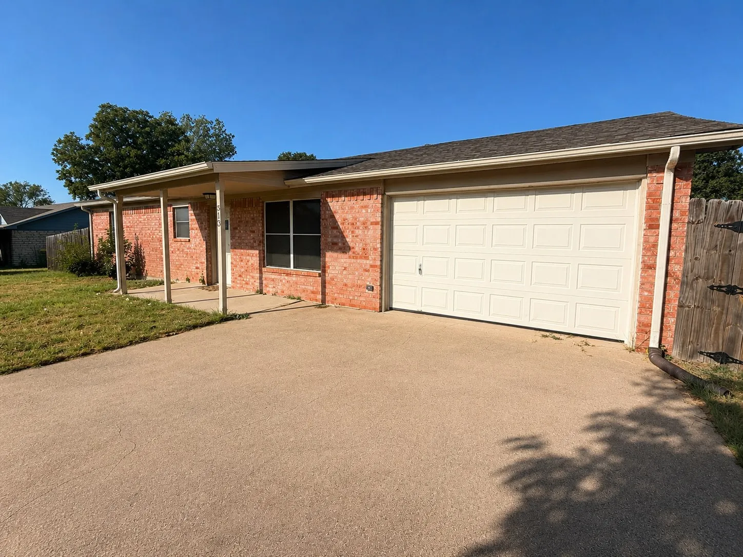 Single Family Residence For Sale in Hood County , 513 Ranch Road, Granbury, Texas 76049, 3 Bedroom, 2 Bathroom, 2 Garage spaces, 1,440 Sqft, built in 1996, mls#21373374, Real Estate Agent in Granbury, Homes For Sale in Hood county, Homes For Sale in Granbury, Realtor in Granbury Texas, Real Estate Brokerage Independent Realty Texas, Luminita Cordes Realtor