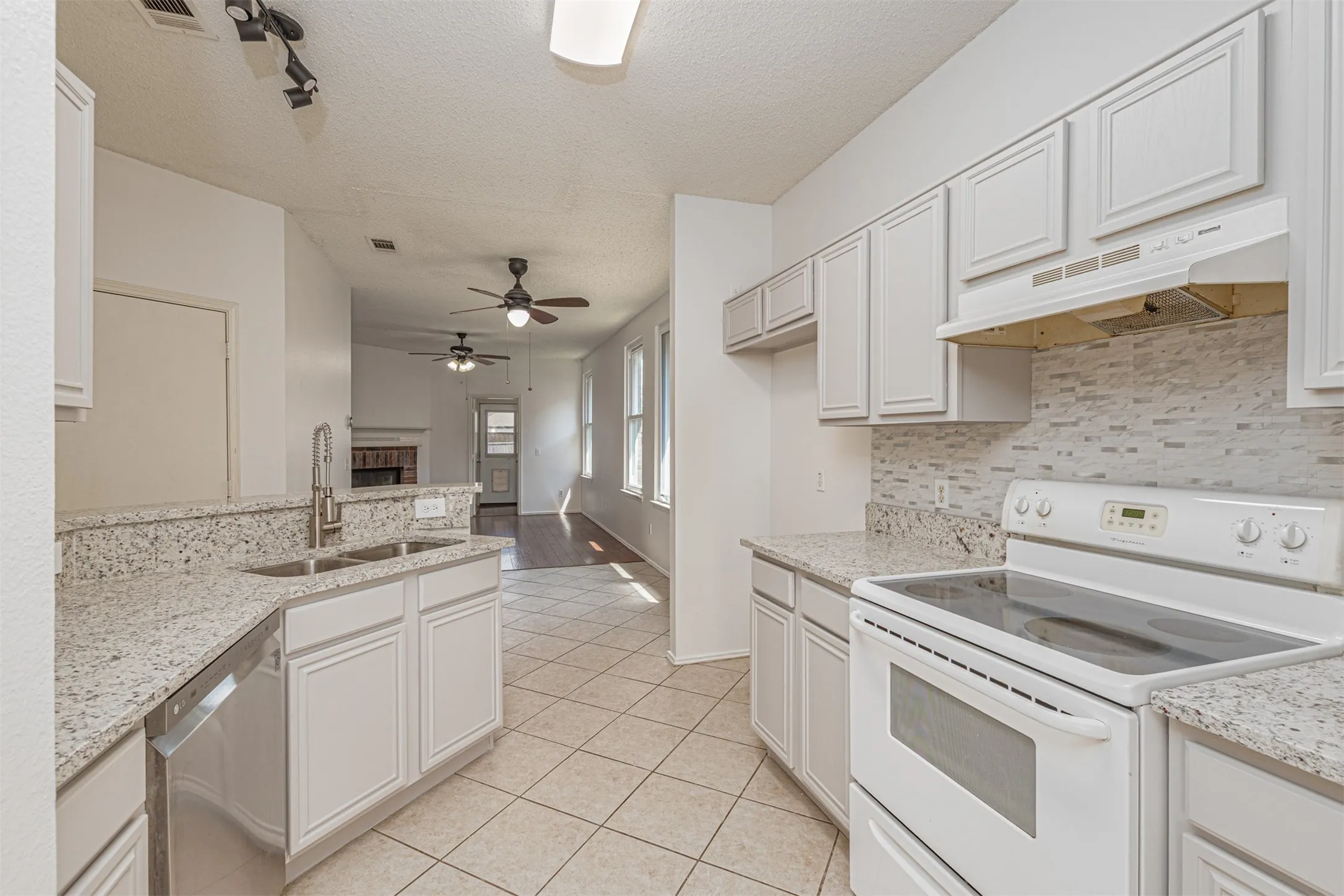 Single Family Residence For Sale in Collin County , 1403 E Brown Street, Wylie, Texas 75098, 3 Bedroom, 2 Bathroom, 2 Garage spaces, 1,389 Sqft, built in 1998, mls#21373354, Real Estate Agent in Wylie, Homes For Sale in Collin county, Homes For Sale in Wylie, Realtor in Wylie Texas, Real Estate Brokerage Independent Realty Texas, Luminita Cordes Realtor