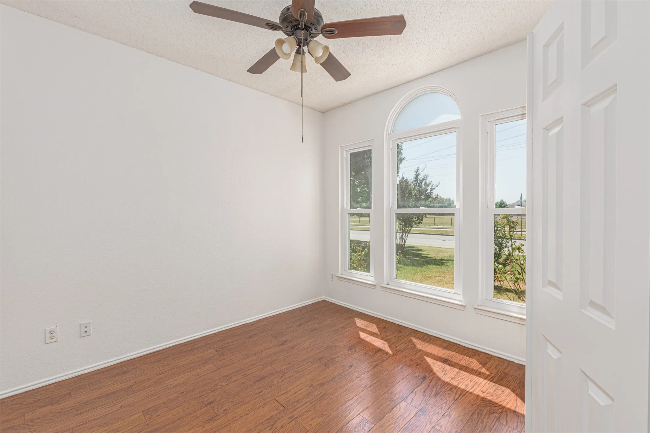 Single Family Residence For Sale in Collin County , 1403 E Brown Street, Wylie, Texas 75098, 3 Bedroom, 2 Bathroom, 2 Garage spaces, 1,389 Sqft, built in 1998, mls#21373354, Real Estate Agent in Wylie, Homes For Sale in Collin county, Homes For Sale in Wylie, Realtor in Wylie Texas, Real Estate Brokerage Independent Realty Texas, Luminita Cordes Realtor
