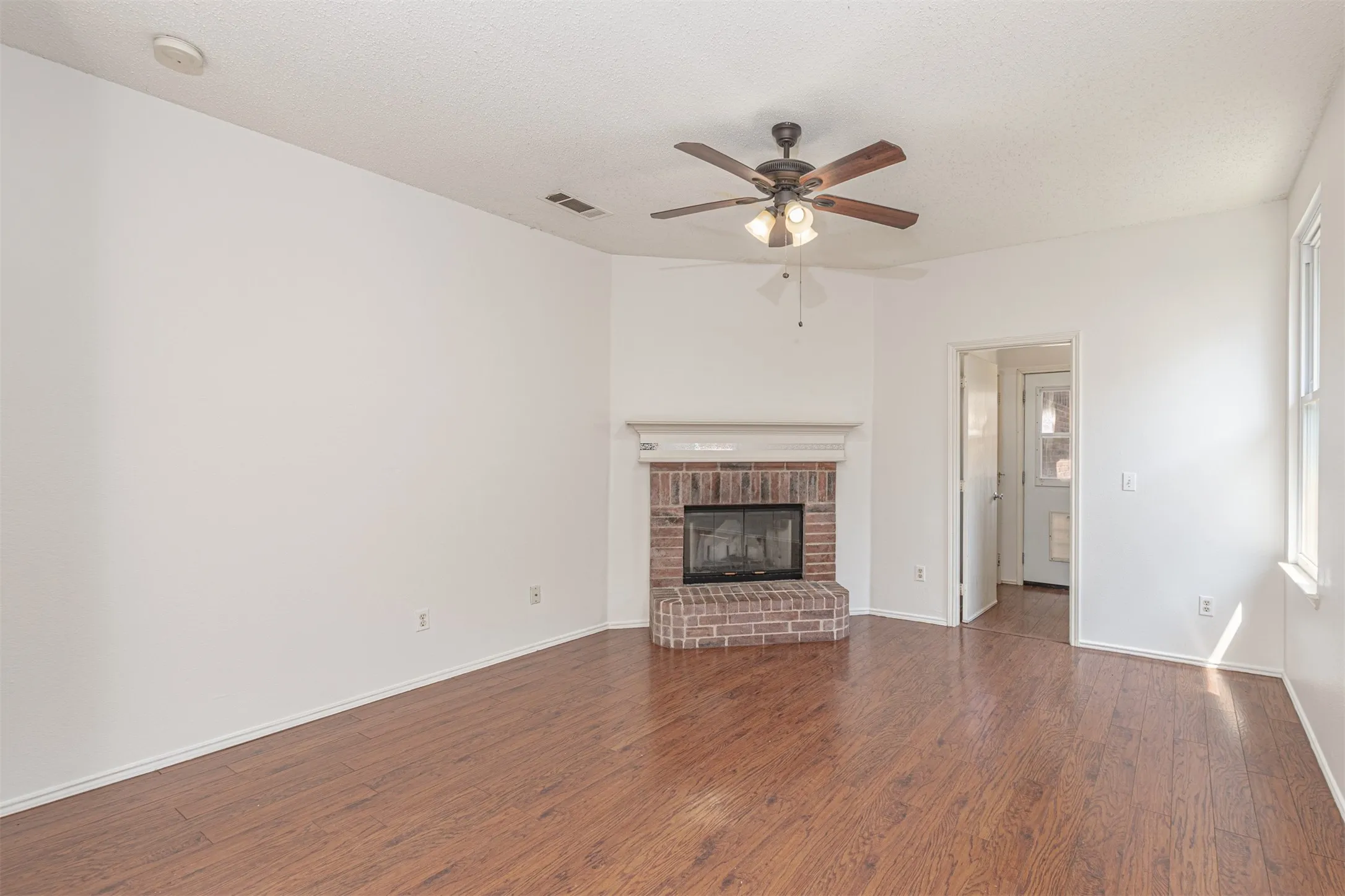 Single Family Residence For Sale in Collin County , 1403 E Brown Street, Wylie, Texas 75098, 3 Bedroom, 2 Bathroom, 2 Garage spaces, 1,389 Sqft, built in 1998, mls#21373354, Real Estate Agent in Wylie, Homes For Sale in Collin county, Homes For Sale in Wylie, Realtor in Wylie Texas, Real Estate Brokerage Independent Realty Texas, Luminita Cordes Realtor