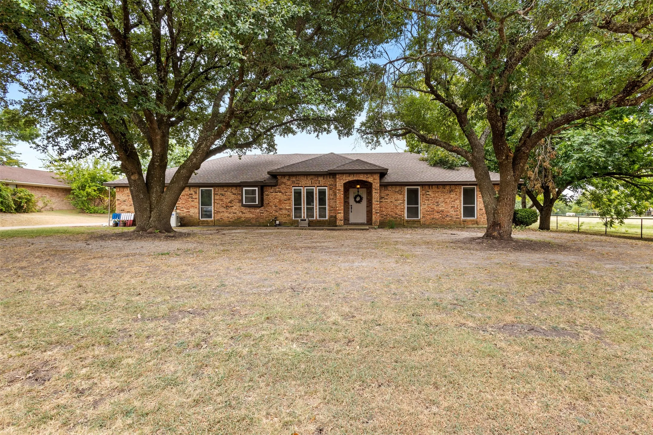 Single Family Residence For Sale in Collin County , 844 Fm 2194, Farmersville, Texas 75442, 3 Bedroom, 2 Bathroom, 2 Garage spaces, 1,710 Sqft, built in 1983, mls#21367238, Real Estate Agent in Farmersville, Homes For Sale in Collin county, Homes For Sale in Farmersville, Realtor in Farmersville Texas, Real Estate Brokerage Independent Realty Texas, Luminita Cordes Realtor